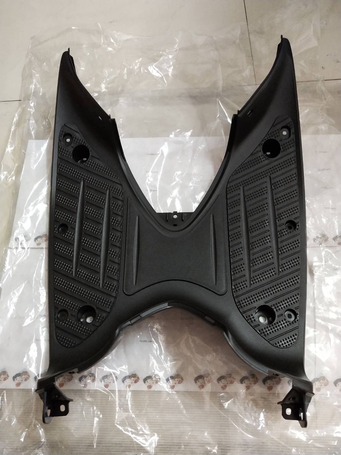 แผ่นรองพักเท้าสีดำฟีโน่หัวฉีด FINO FI 115cc. FINO115I อะไหล่แท้ YAMAHA 1YC-F7481-00 รหัสทดแทน 1YC-F7481-01