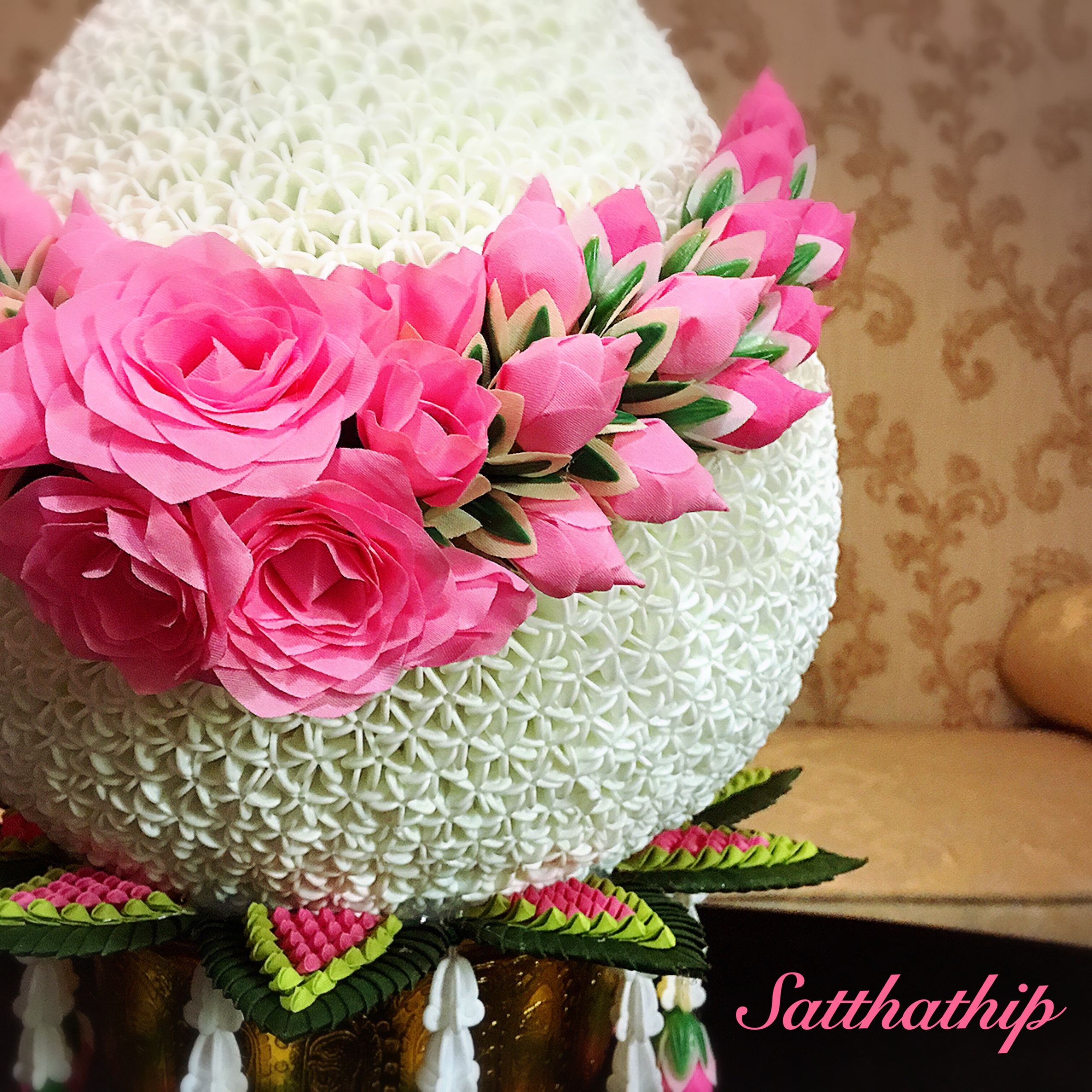 พานพุ่มดอกรัก/พานพุ่มดอกรักประดิษฐ์ (พลาสติก) ประดับช่อเอื้อง และยอดกลีบกุหลาบผ้า - Phan bush