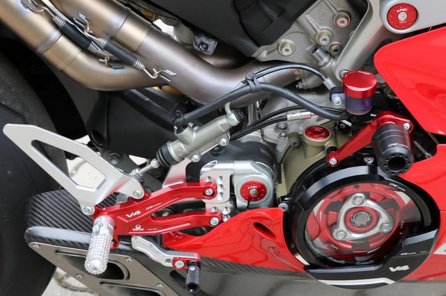 CNC Racing กันล้มกลาง สำหรับ Panigale V4 (Crash protector)