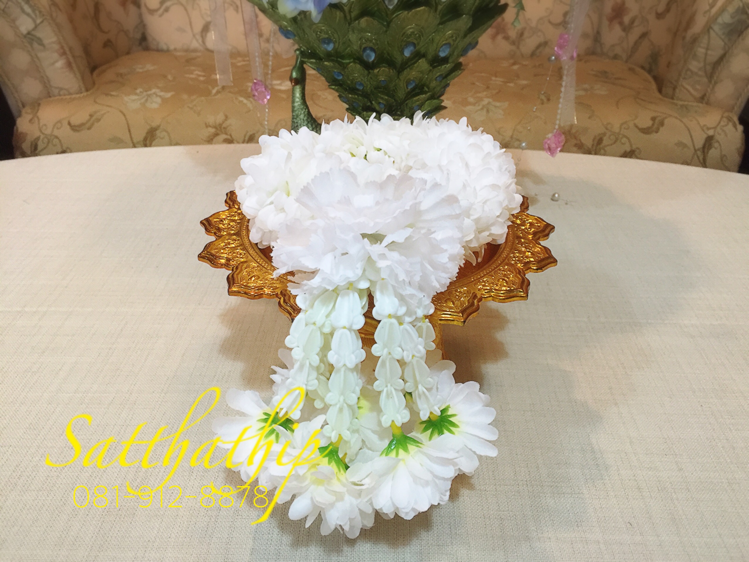 พวงมาลัยผ้า ดอกมัม สีขาว บนพานเงิน/ทอง - พวงมาลัยผ้า - Fabric garland