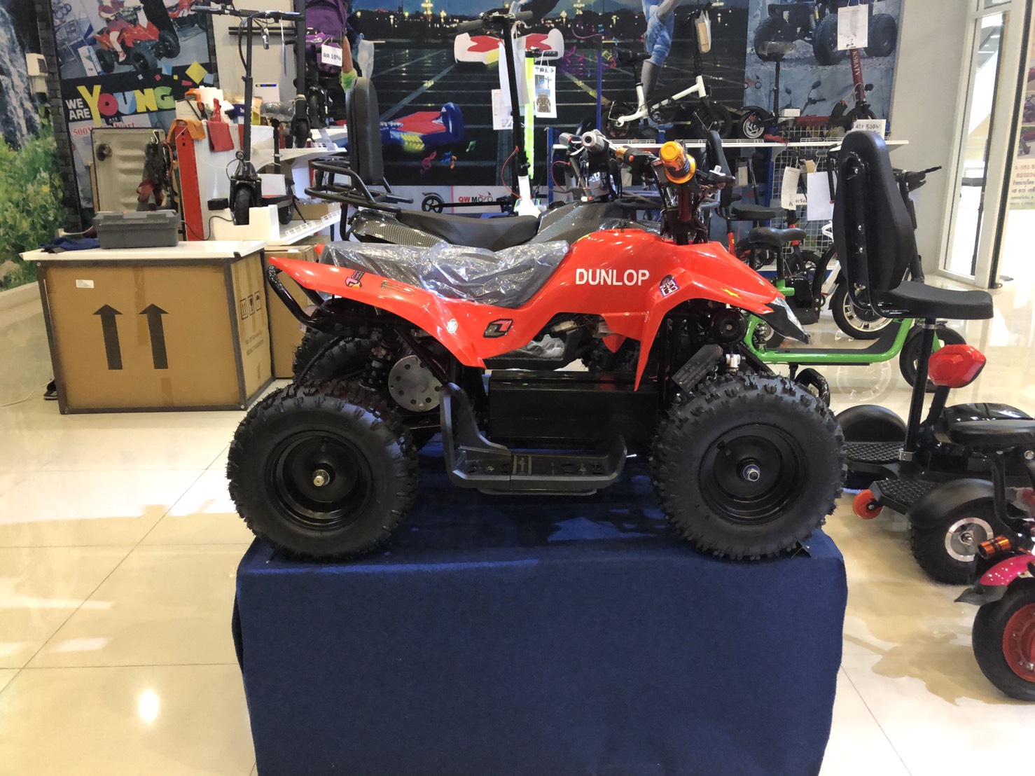 ATV ขับเคลื่อนด้วยระบบมอเตอร์ไฟฟ้า เหมาะสำหรับเด็ก 3 ขวบขึ้นไปเงียบและปรอทภัยแบตชาร์ทกับไฟบ้านได้ ชารท์ไฟ 1 ครั้งอยู่ได้ 2 วันอะไหล่มีเปลี่ยนทุกชิ้น