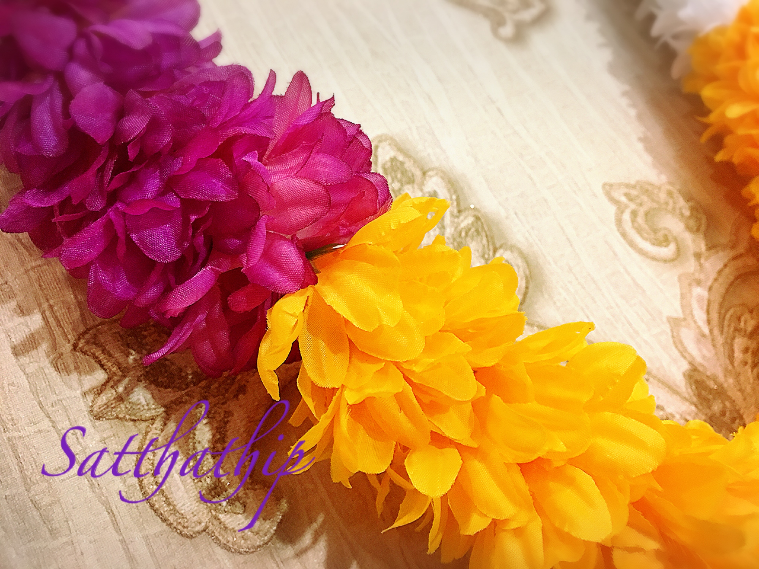 พวงมาลัยเจ็ดสีเจ็ดศอก/พวงมาลัยผ้าสองชาย [ไม่ตัดก้านดอก 380 บาท/เมตร]