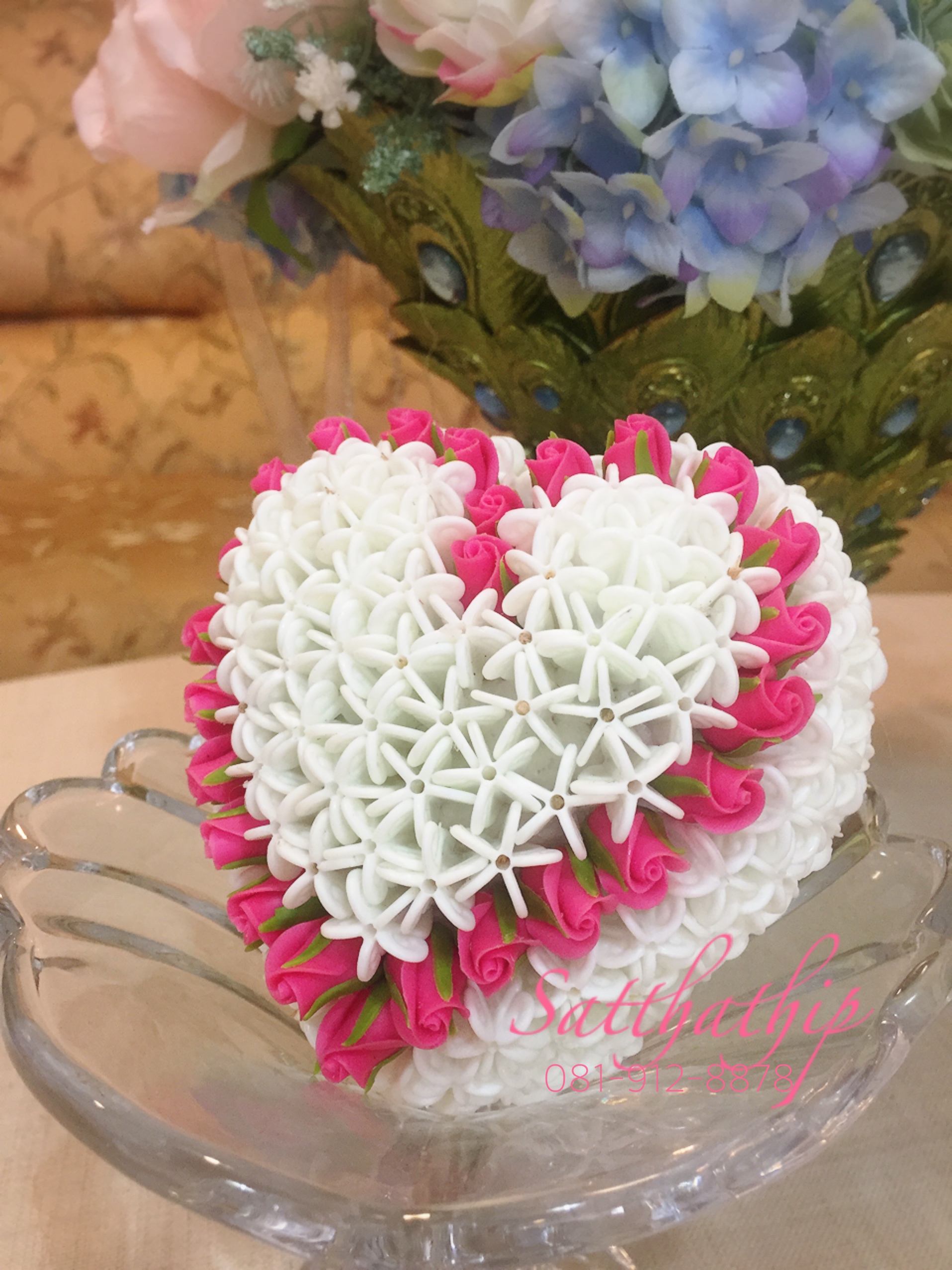 หัวใจดอกรักประดิษฐ์ (ปักดอกกุหลาบ ประดิษฐ์จากดิน)/ พานรับน้ำสังข์รูปหัวใจ/ พานรองแหวนหมั้น – ของชำร่วยงานแต่งงาน - Wedding souvenirs