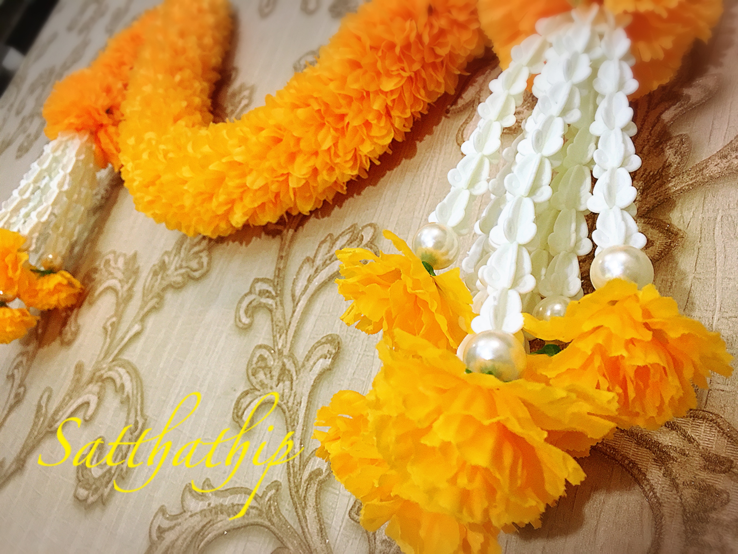 พวงมาลัยผ้าสองชาย [แบบตัดก้านดอก ร้อยแน่น 450 บาท/เมตร]