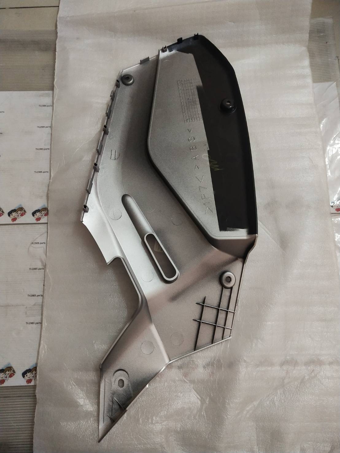 ฝาข้างซ้ายตัวเล็ก สีเงิน สำหรับรุ่น NOUVO MX' 2005 อะไหล่แท้ YAMAHA 1P7-F1711-00-35