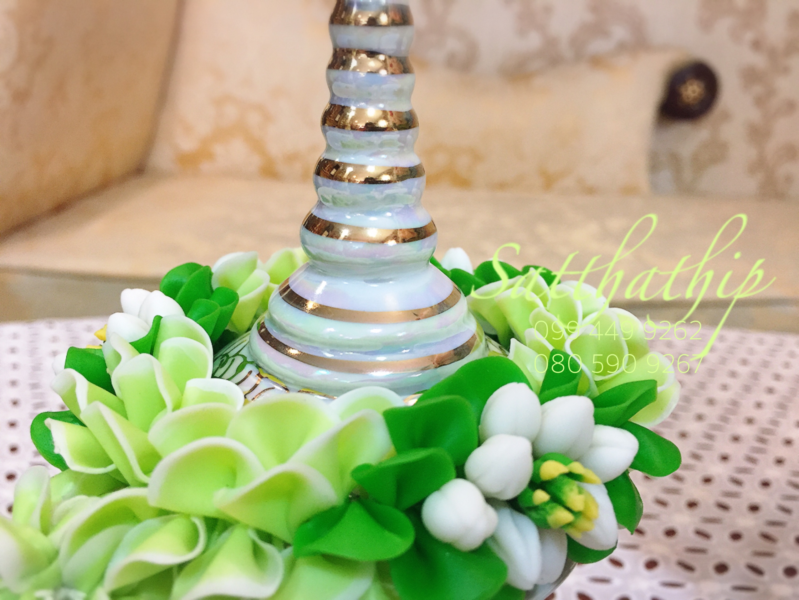 โกศอัฐิเซรามิก เคลือบมุก พร้อมพวงมาลัย ประดิษฐ์จากดิน