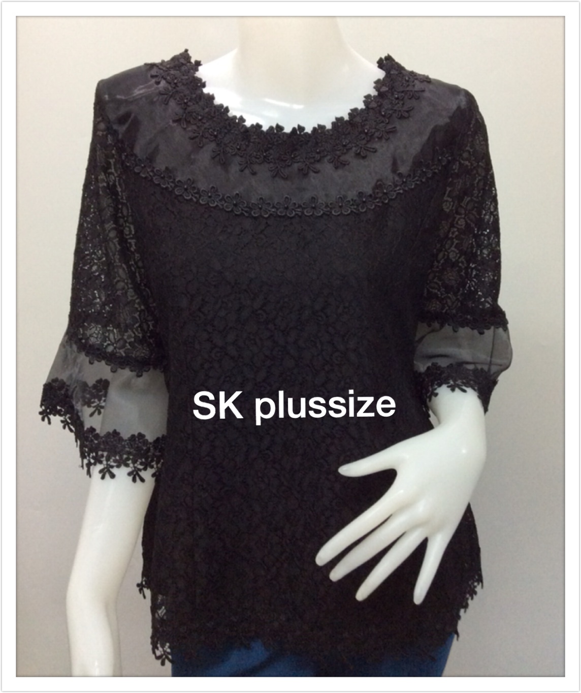 เสื้อลูกไม้ สีดำ แต่งผ้าแก้ว แขน 3 ส่วน รอบอก 38 นิ้ว