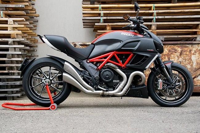 ท่อ HP CORSE SLIP-ON สำหรับ DIAVEL (For Exhibition only)