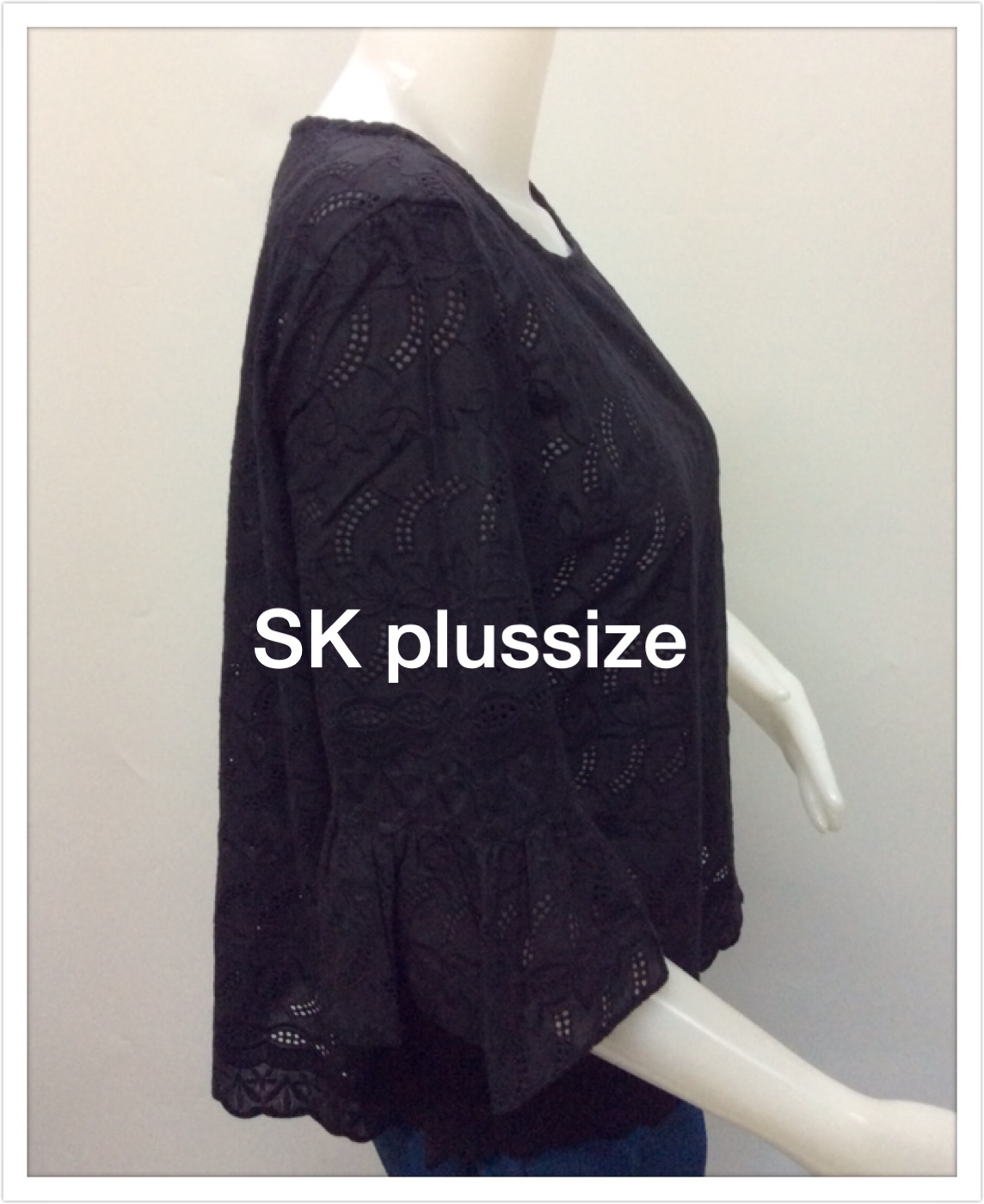 เสื้อคอตตอนฉลุ สีดำ คอปาด แขนต่อระบาย รอบอก 44 นิ้ว
