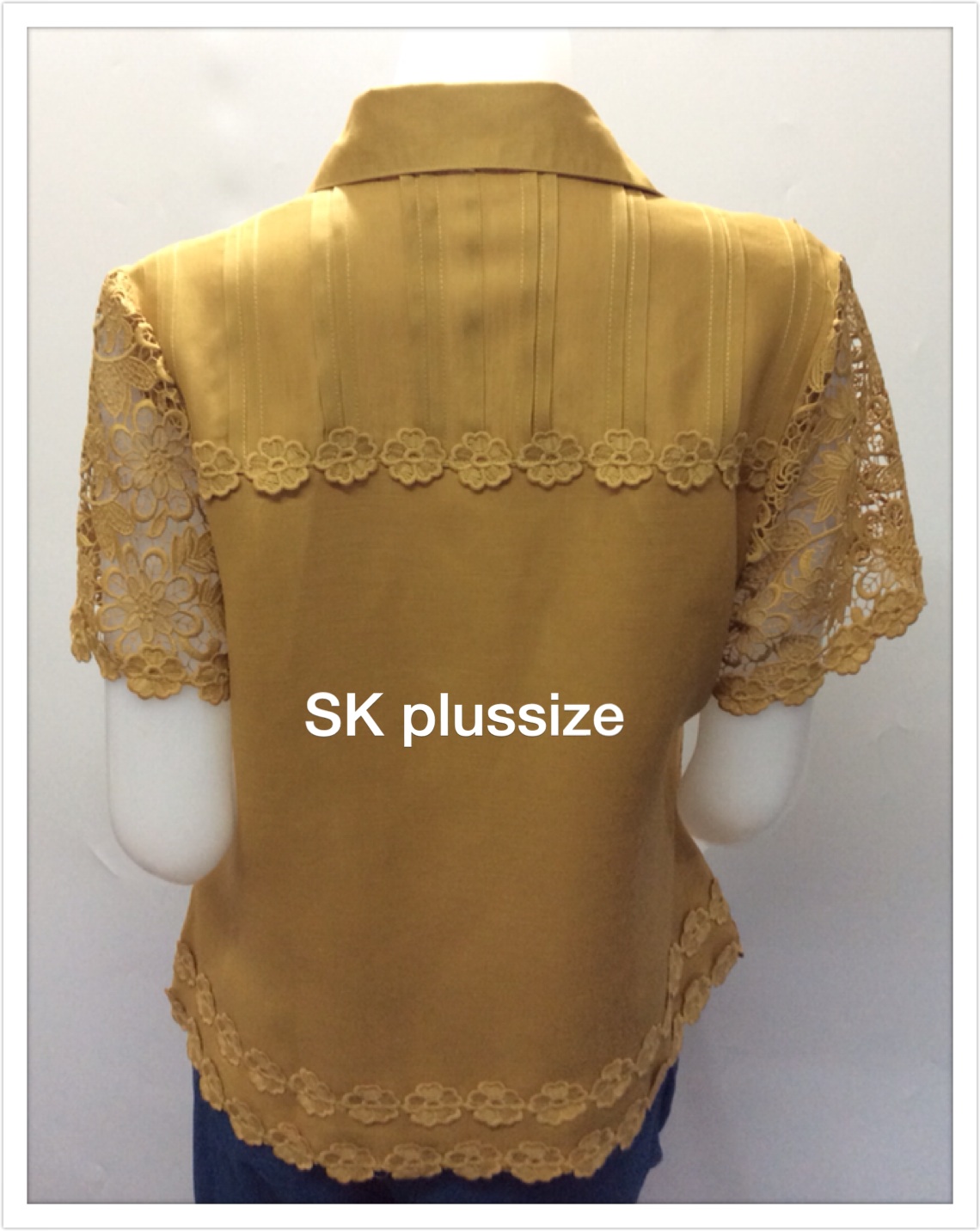 เสื้อเชิ้ตลินิน แต่งลูกไม้ แขนสั้น สีเหลืองทอง รอบอก 48 นิ้ว