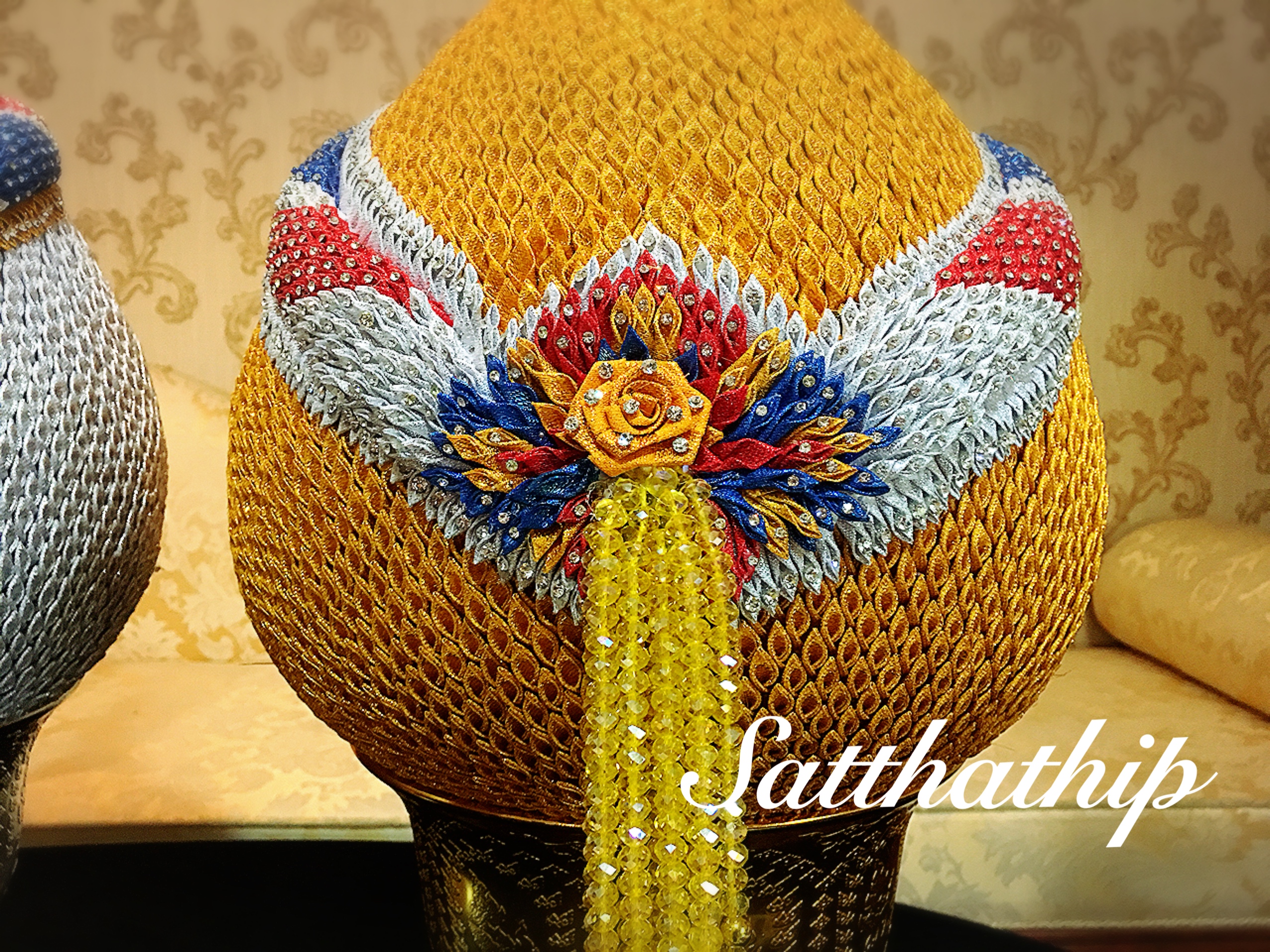 พานพุ่ม - พานพุ่มเงินทอง ประดับเกล็ดผ้าลายธงชาติ - พานพุ่มลายธงชาติ ประดับคริสตัล - Phan bush