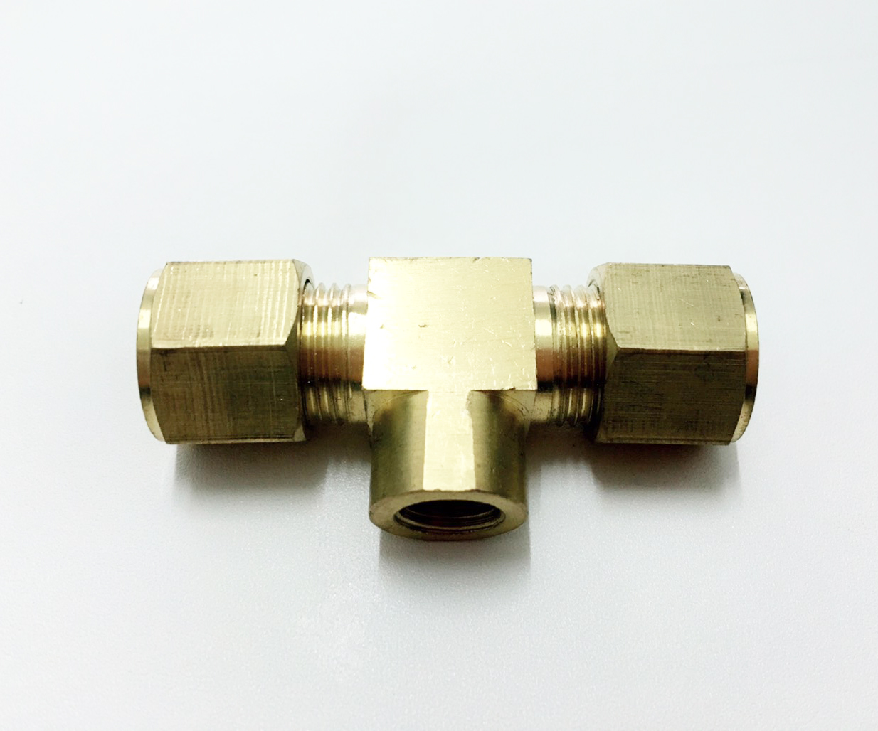 ข้อต่อตรง (ทองเหลือง)แบบหมุนล๊อค 3/8"ตรงกลางเกลียว1/8"(แรงดันสูง)