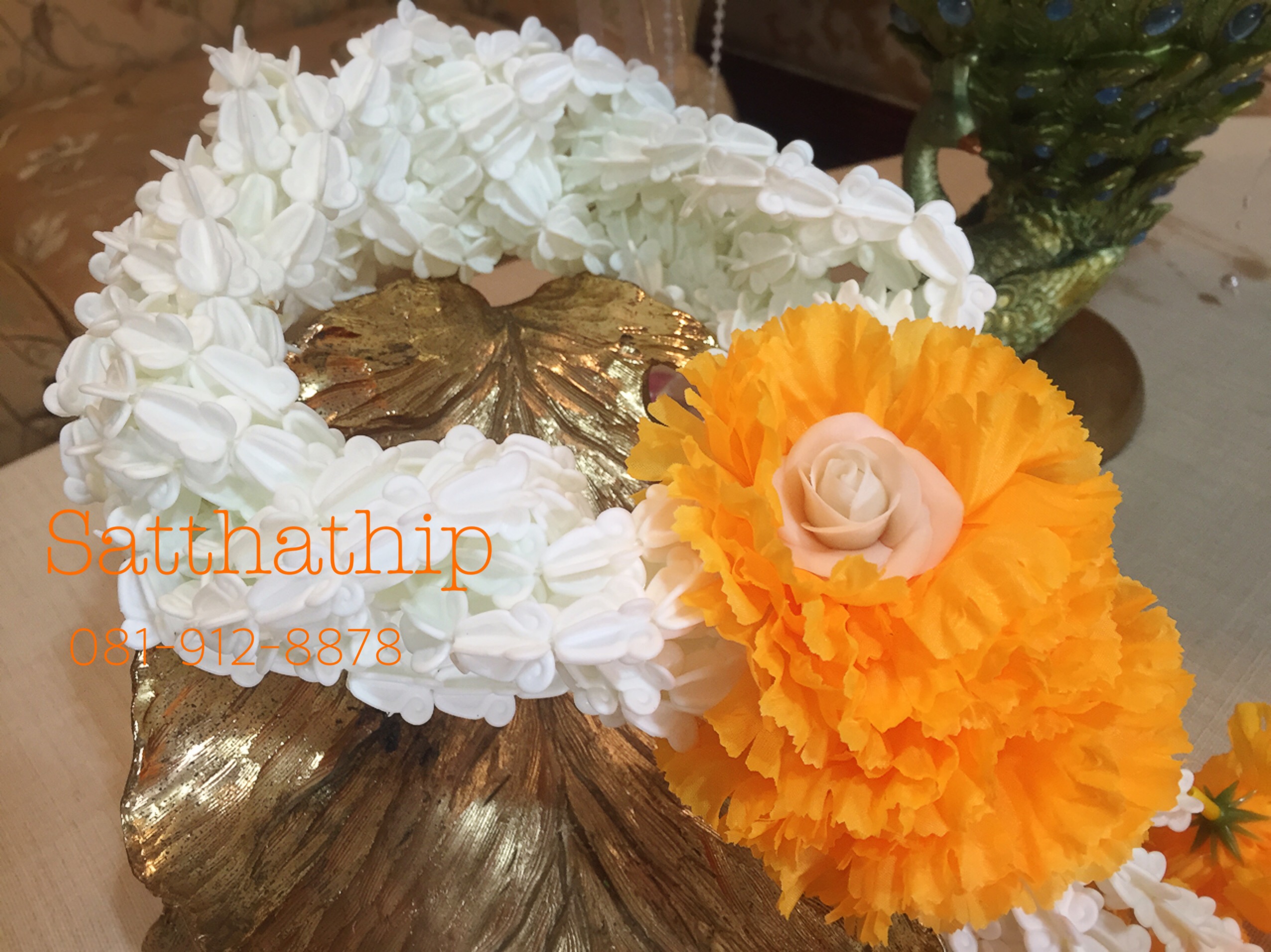 พวงมาลัยดอกรักพลาสติก