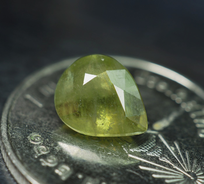 แซฟไฟร์สีเขียว (Sapphire) 1.90 กะรัต