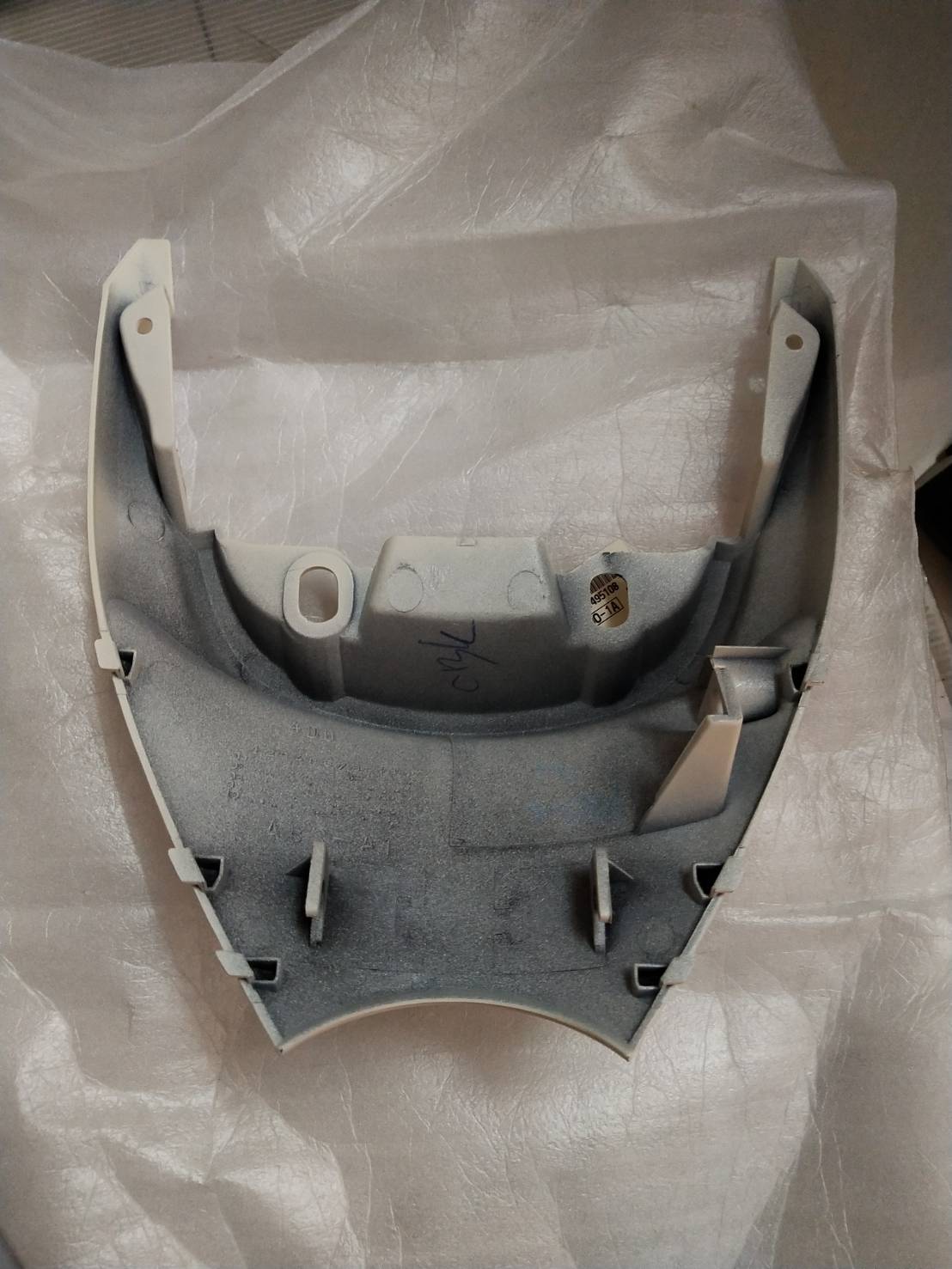 ฝาครอบท้ายเบาะ สีขาว สำหรับรุ่น FINO อะไหล่แท้ YAMAHA 4D0-F1731-00-1A