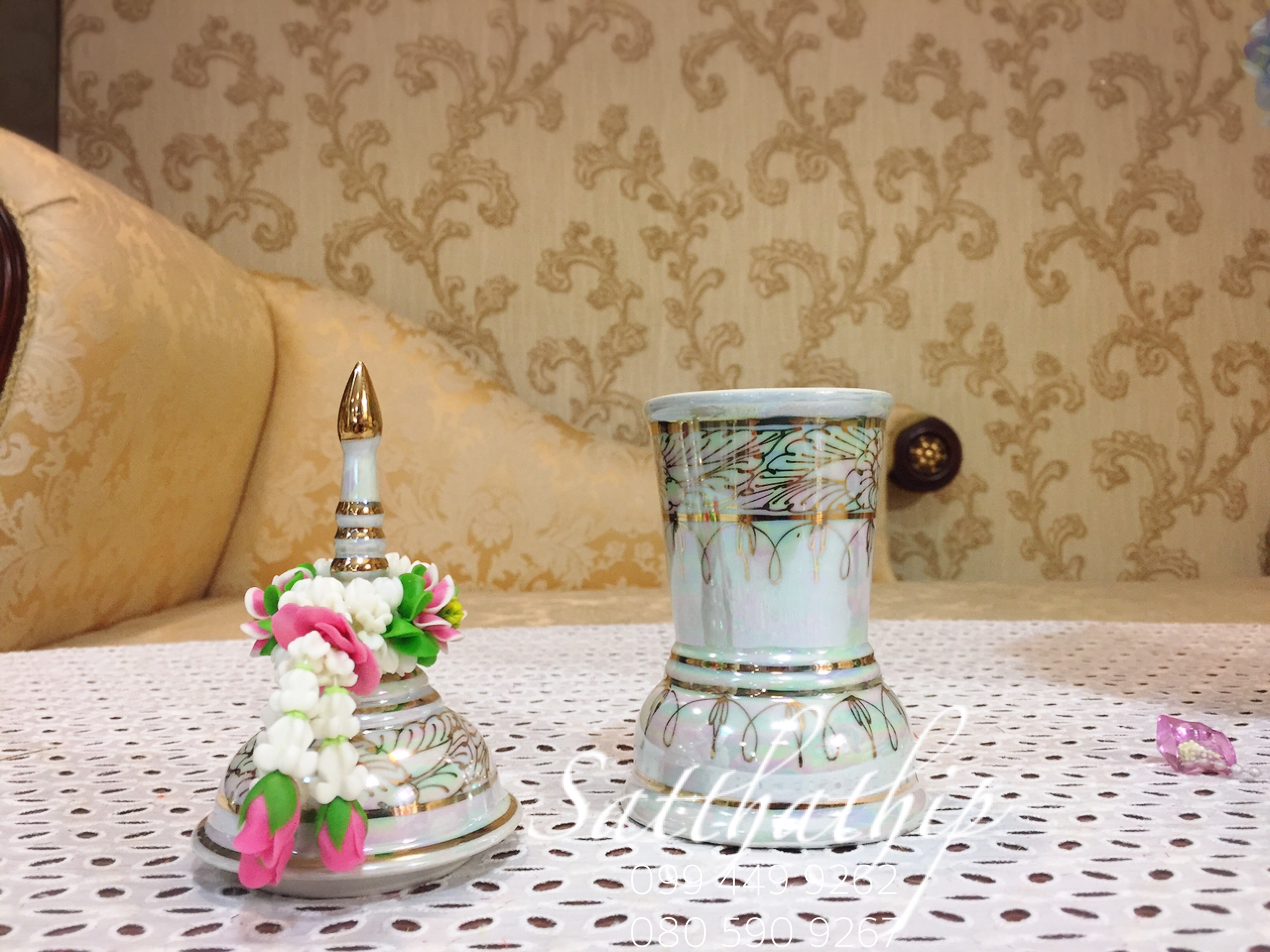 โกศอัฐิเซรามิก เคลือบมุก พร้อมพวงมาลัย ประดิษฐ์จากดิน