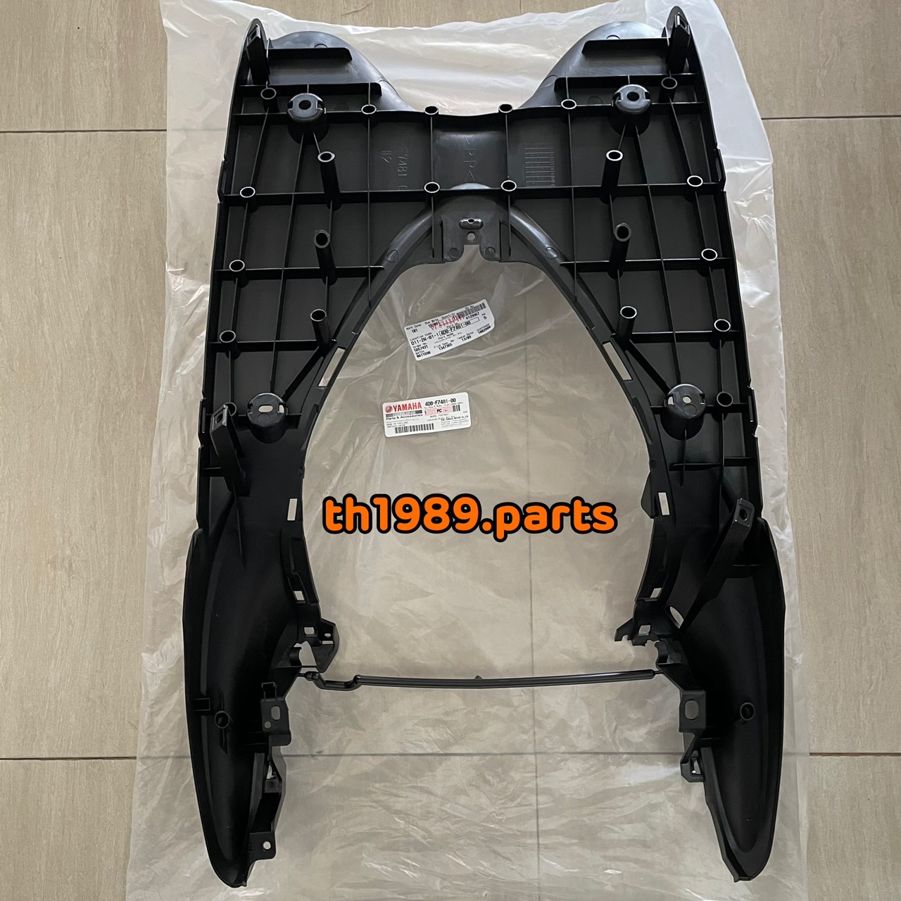 4D0-F7481-00 แผ่นรองพักเท้าหน้าสีดำฟีโน่ FINO คาร์บู อะไหล่แท้ YAMAHA