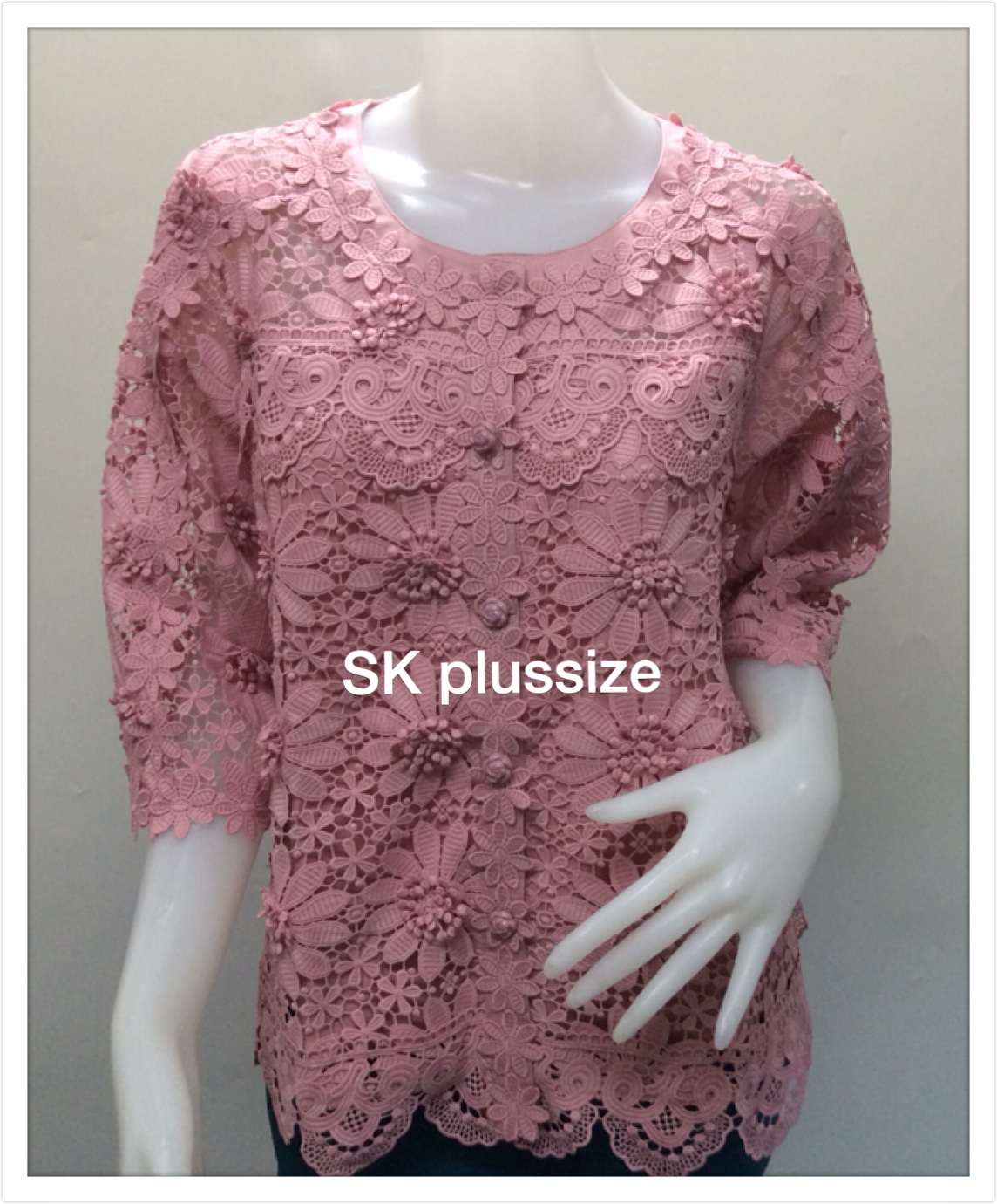 เสื้อลูกไม้ทรงเอ คอกลม สีกะปิ รอบอก 38 นิ้ว