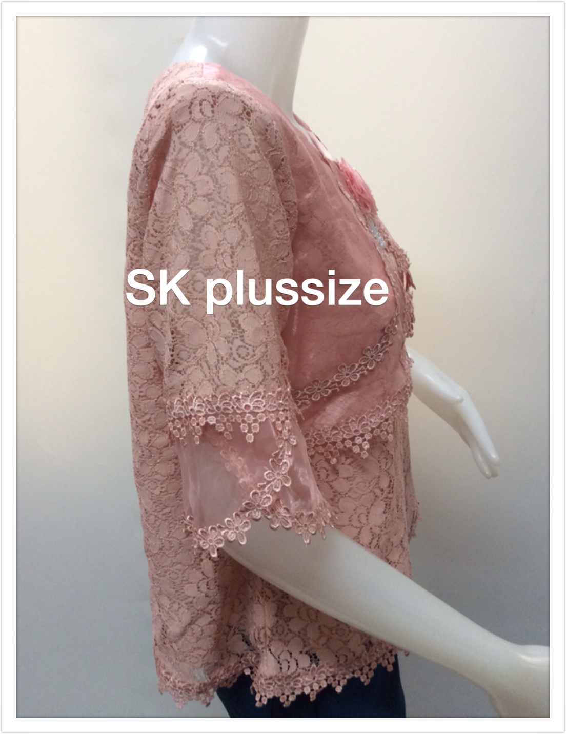 เสื้อลูกไม้ สีกลีบบัว แต่งผ้าแก้วคล้ายเสื้อคลุม รอบอก 36 นิ้ว