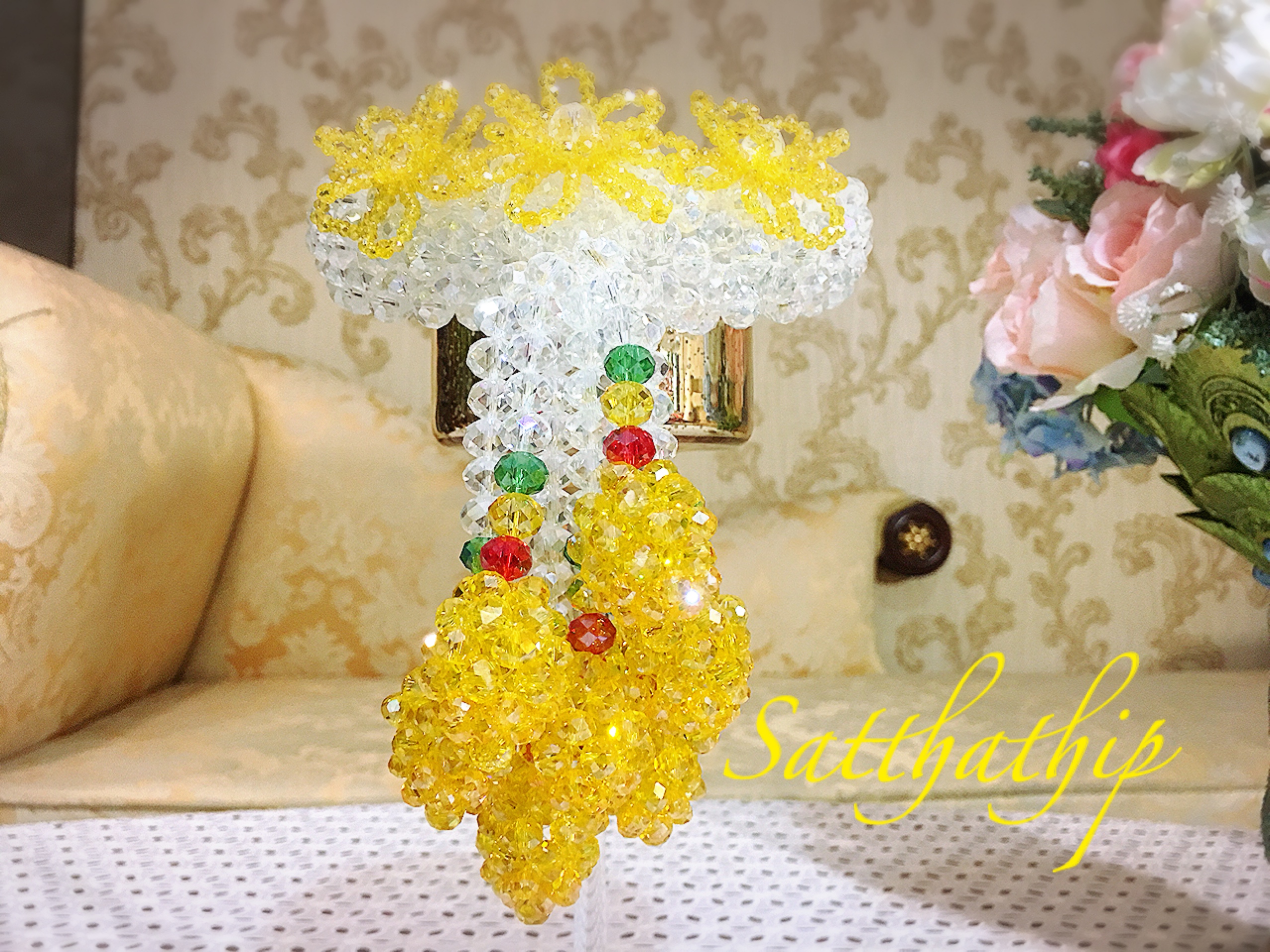 พวงมาลัยคริสตัล ยกดอก สีโทนขาว เหลือง - Crystal Garland