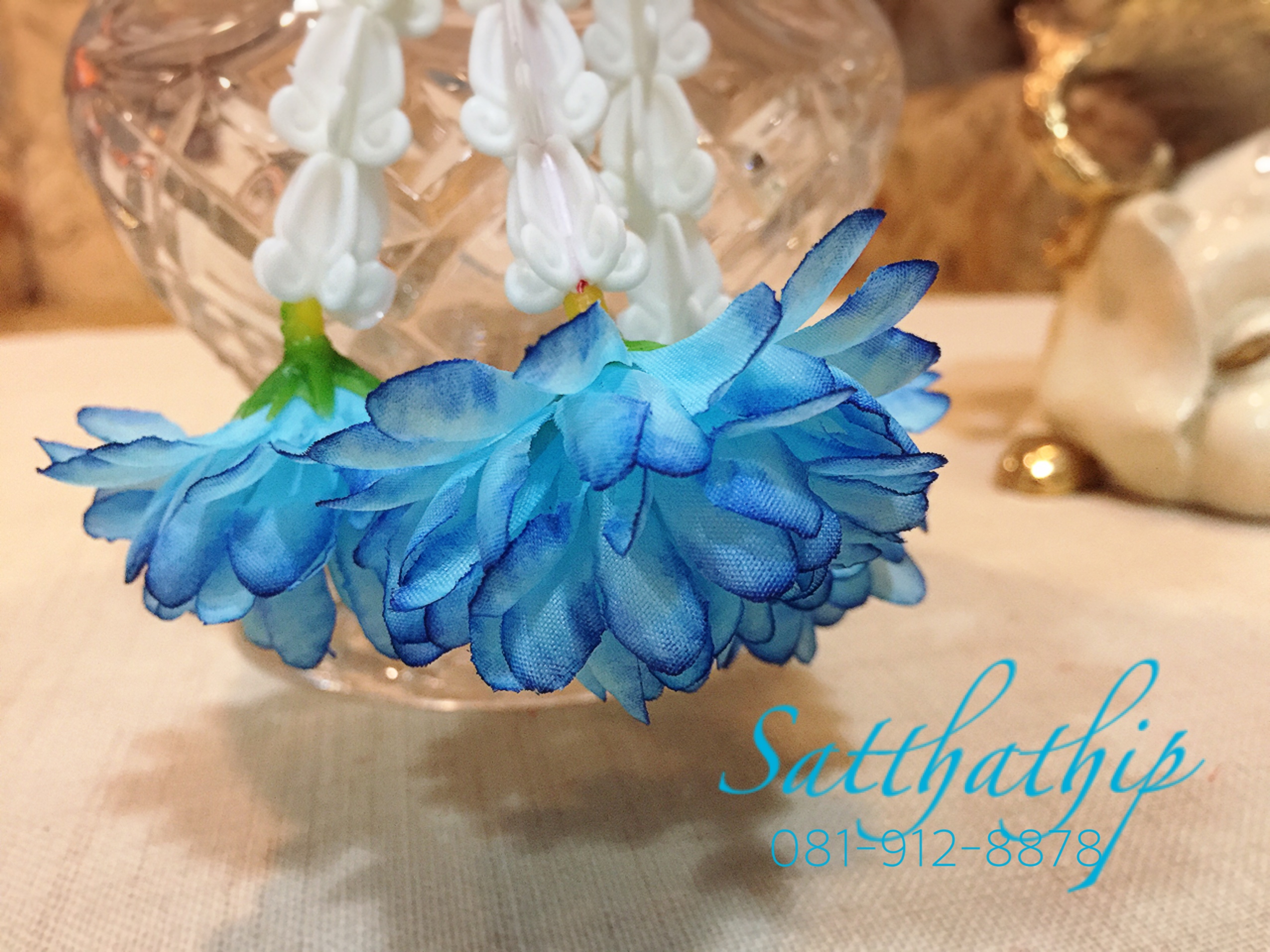 พวงมาลัยผ้า ดอกมัม สีขาว,ฟ้า (สีประจำวันศุกร์) - พวงมาลัยผ้า ประจำวันศุกร์ - Fabric garland