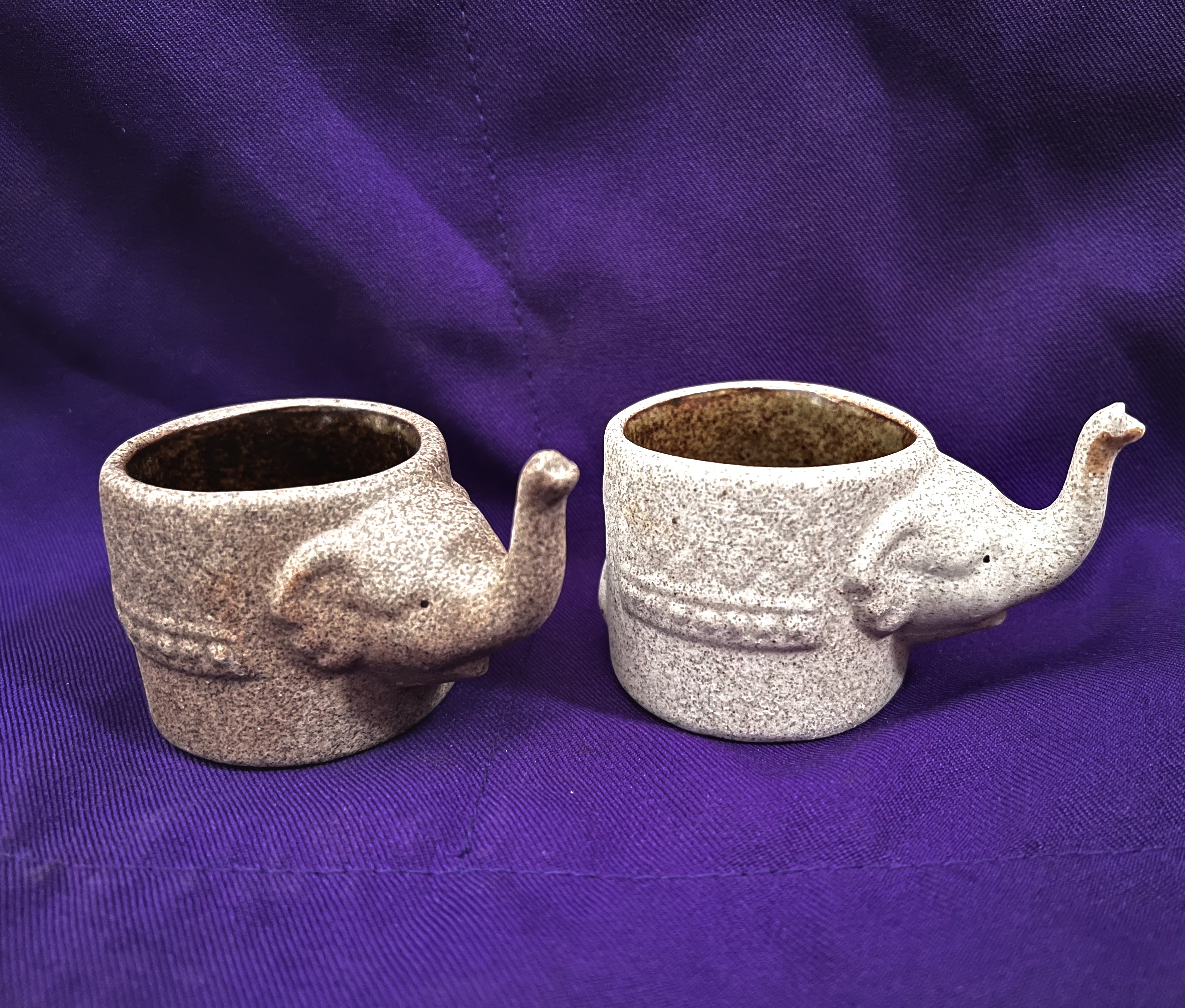 งานขึ้นรูปปั้นมือเซรามิค ชุดถ้วยจิบชารูปช้าง 4 อัน มีสีน้ำตาลเข้ม 1 อัน กับ สีทรายขาว 3 อัน รวมแพ็ค 4 อัน