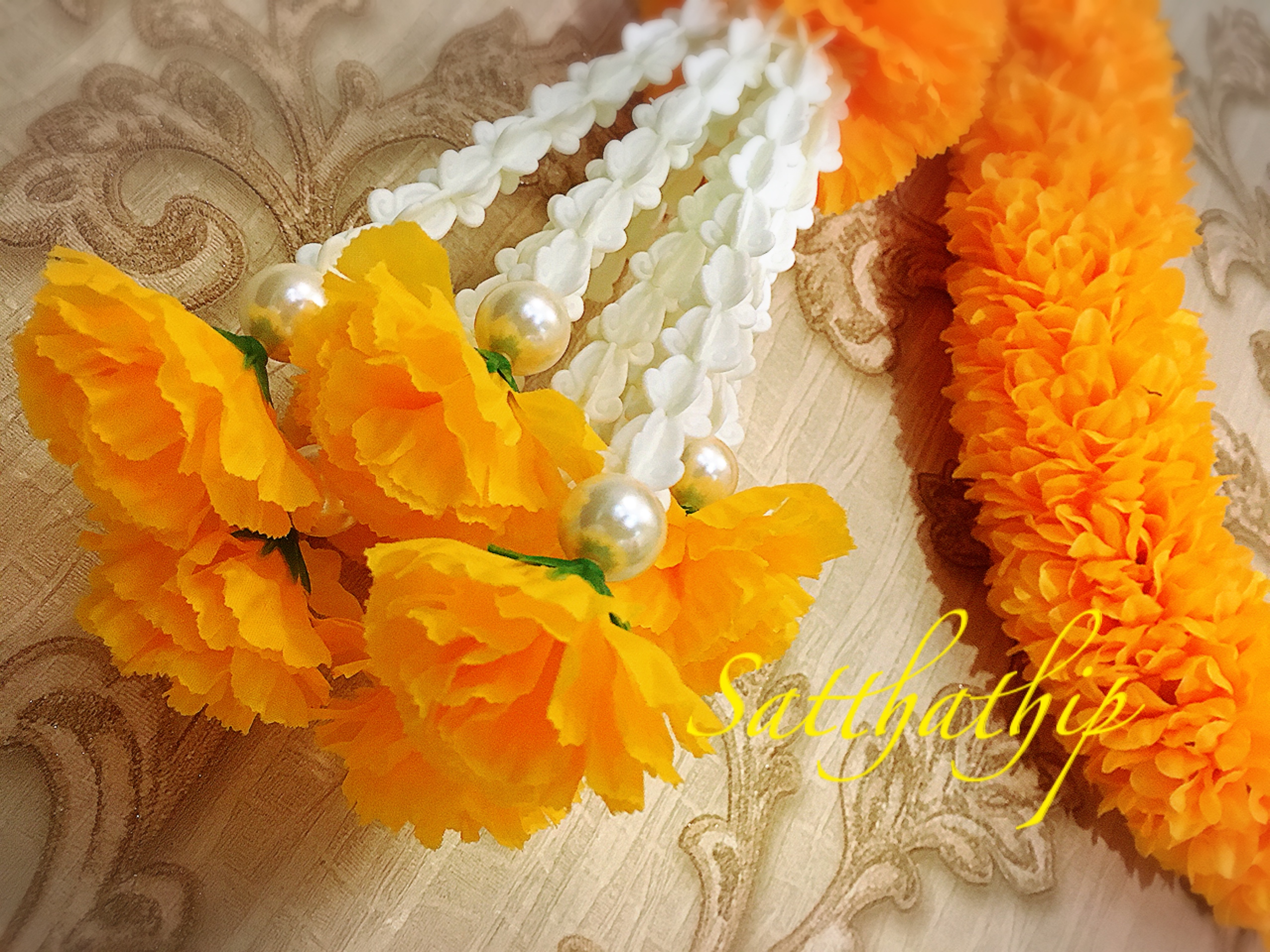 พวงมาลัยผ้าสองชาย [แบบตัดก้านดอก ร้อยแน่น 450 บาท/เมตร]