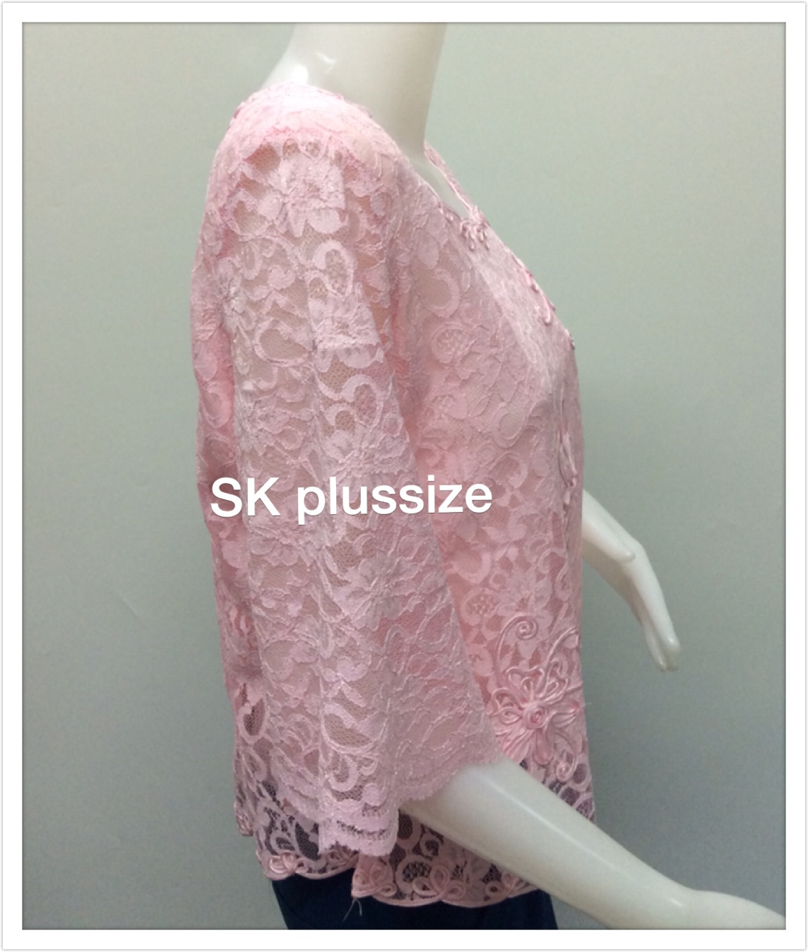 เสื้อลูกไม้ สีชมพู คอเหลี่ยม แขน 3 ส่วน รอบอก 38 นิ้ว
