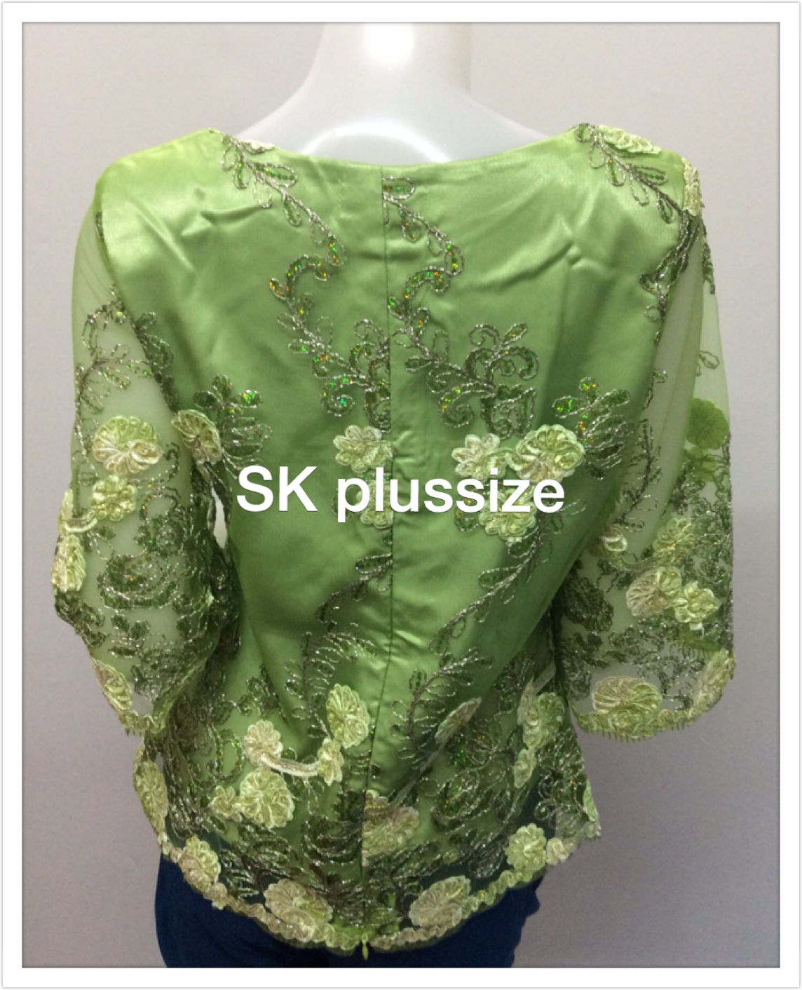 เสื้อลูกไม้บุหงา คอปาด แขน 3 ส่วน สีเขียว รอบอก 36 นิ้ว