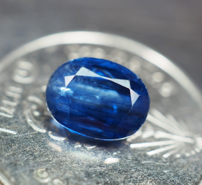 พลอยแท้ไคยาไนท์ (Kyanite) 2.06 กะรัต