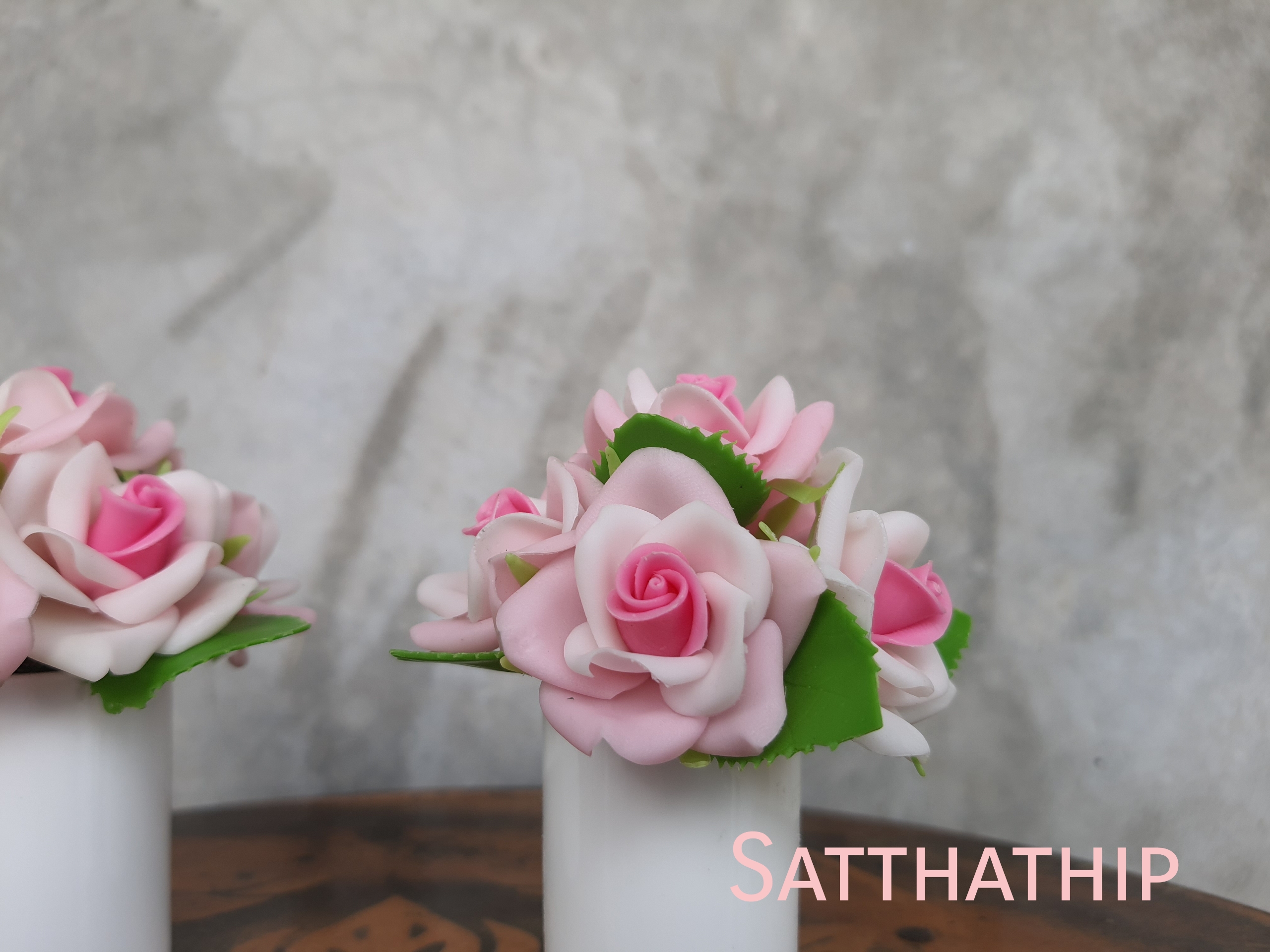 แจกันดอกกุหลาบ สีชมพู ประดิษฐ์จากดิน