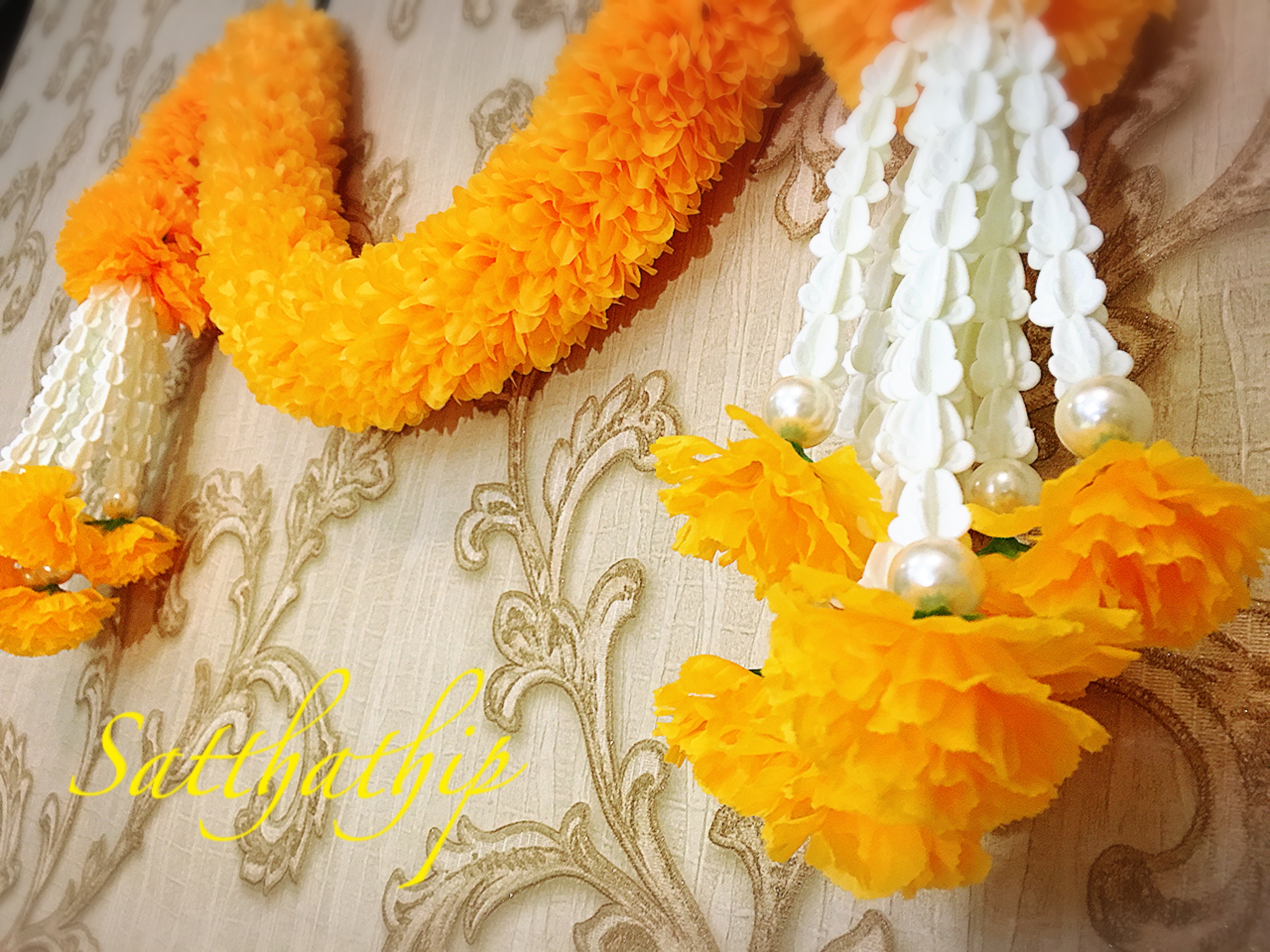 พวงมาลัยผ้าสองชาย [แบบตัดก้านดอก ร้อยแน่น 450 บาท/เมตร]