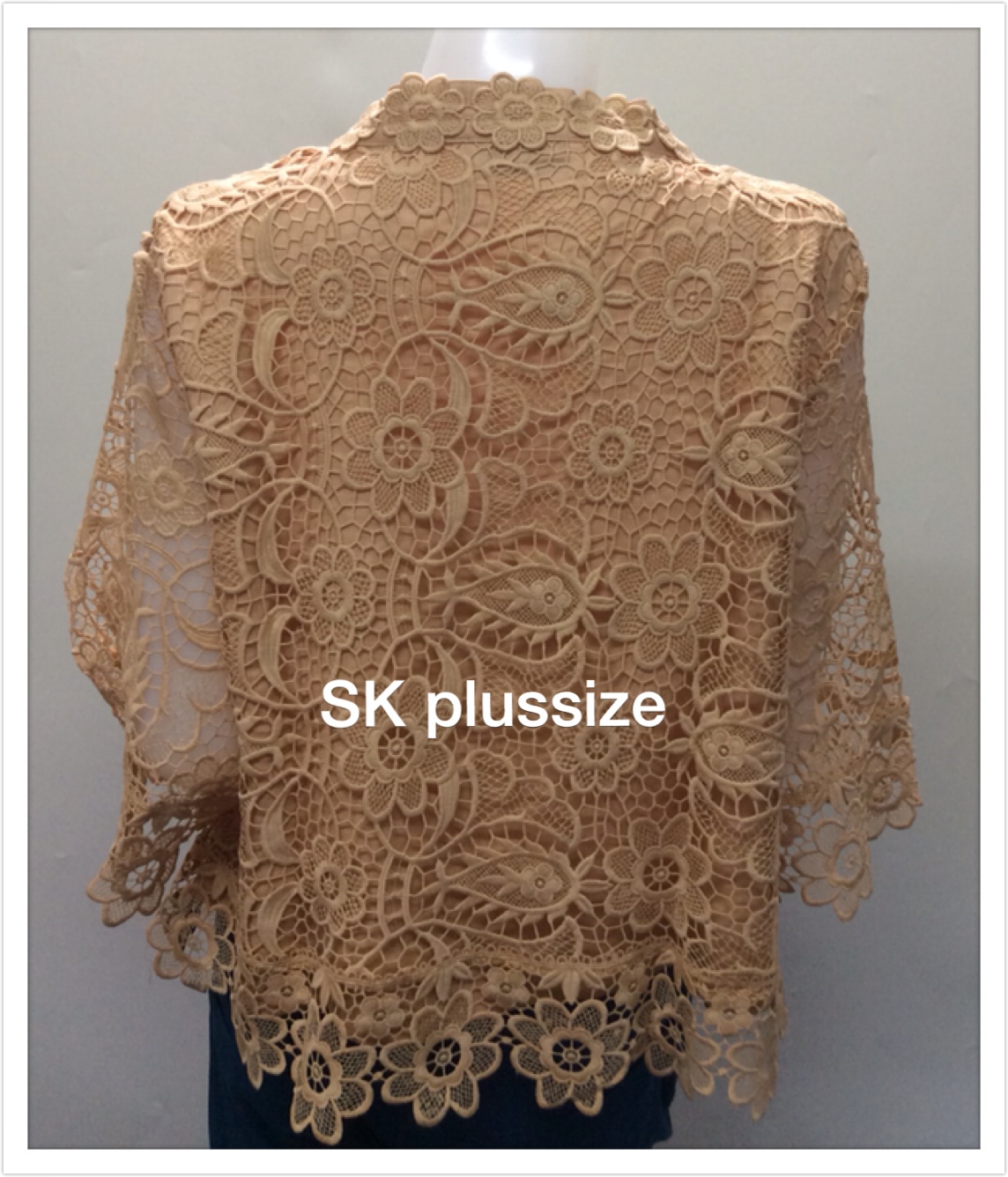 เสื้อลูกไม้คอตั้ง สีทอง แขน 3 ส่วน รอบอก 48 นิ้ว