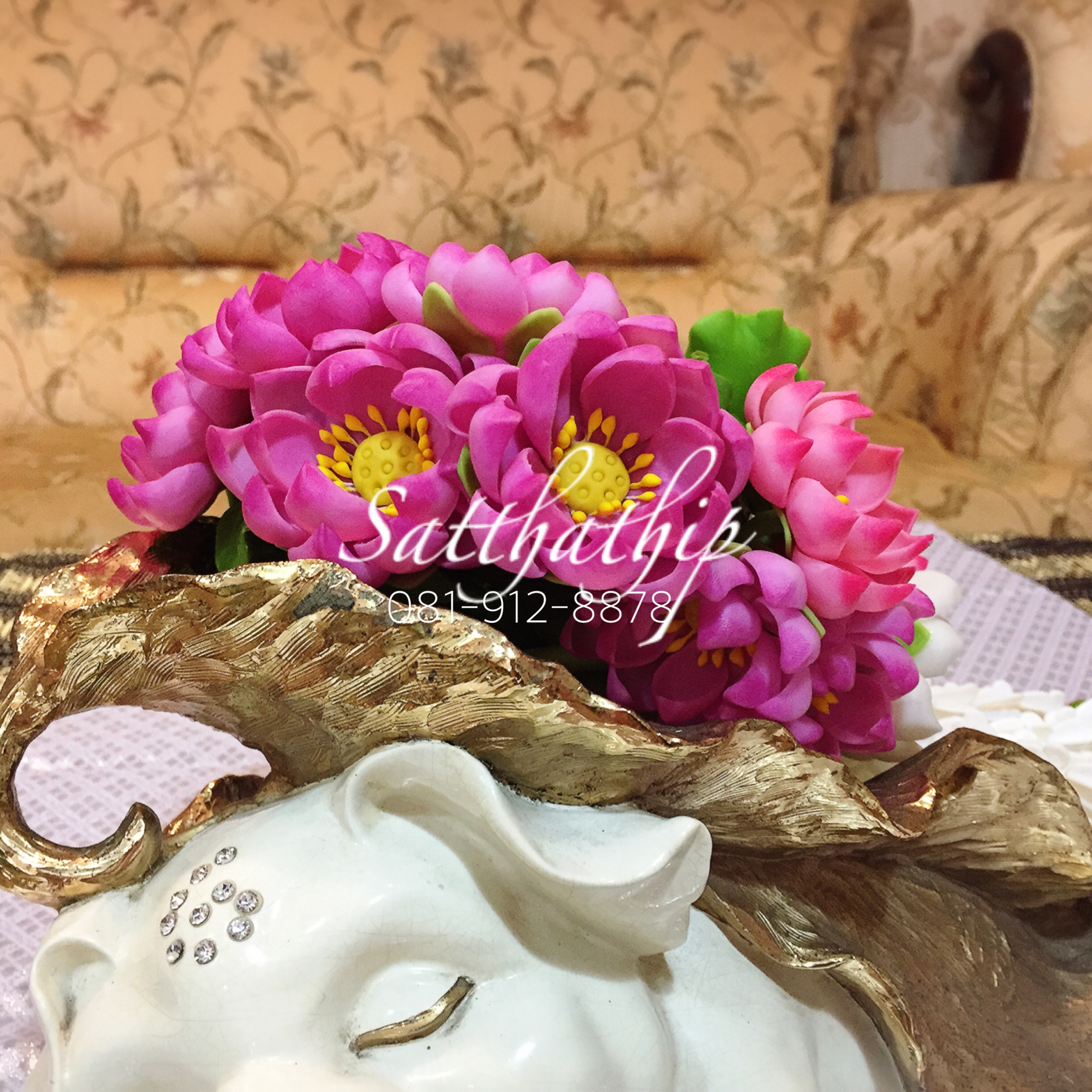 พวงมาลัยดอกบัวหลวง ประดิษฐ์จากดิน - Lotus garland