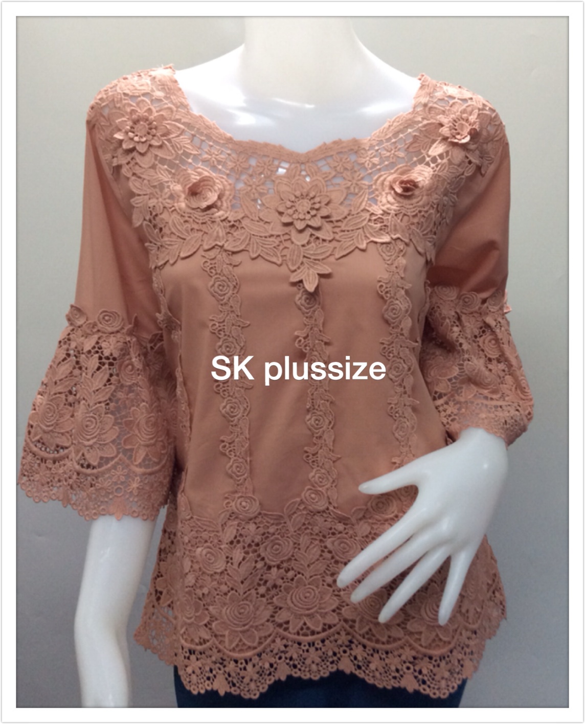 เสื้อคอตตอลแต่งลูกไม้ แขนพวง สีชานม รอบอก 50 นิ้ว