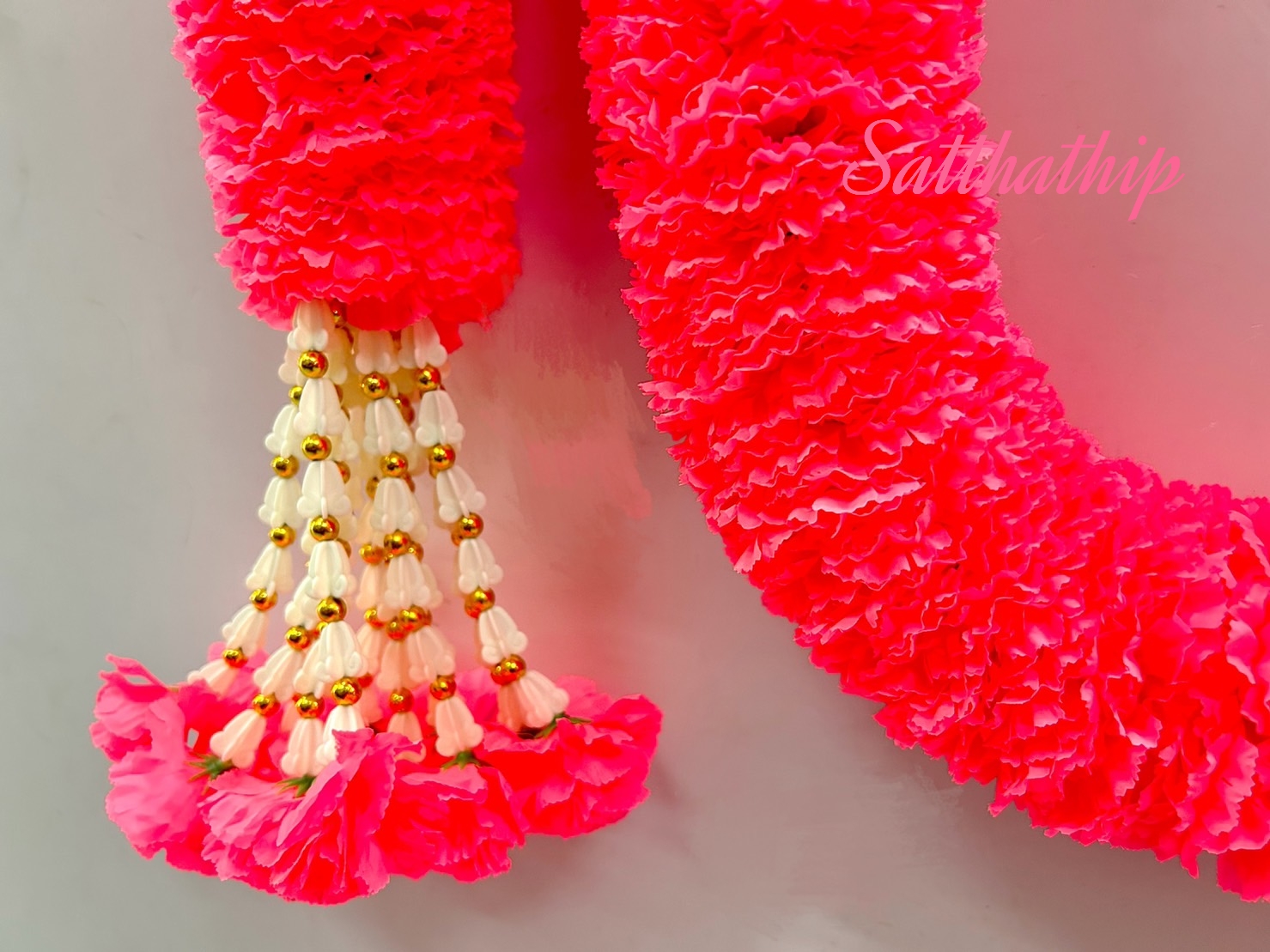 พวงมาลัยผ้าสองชาย [แบบตัดก้านดอกร้อยแน่น 450 บาท/เมตร