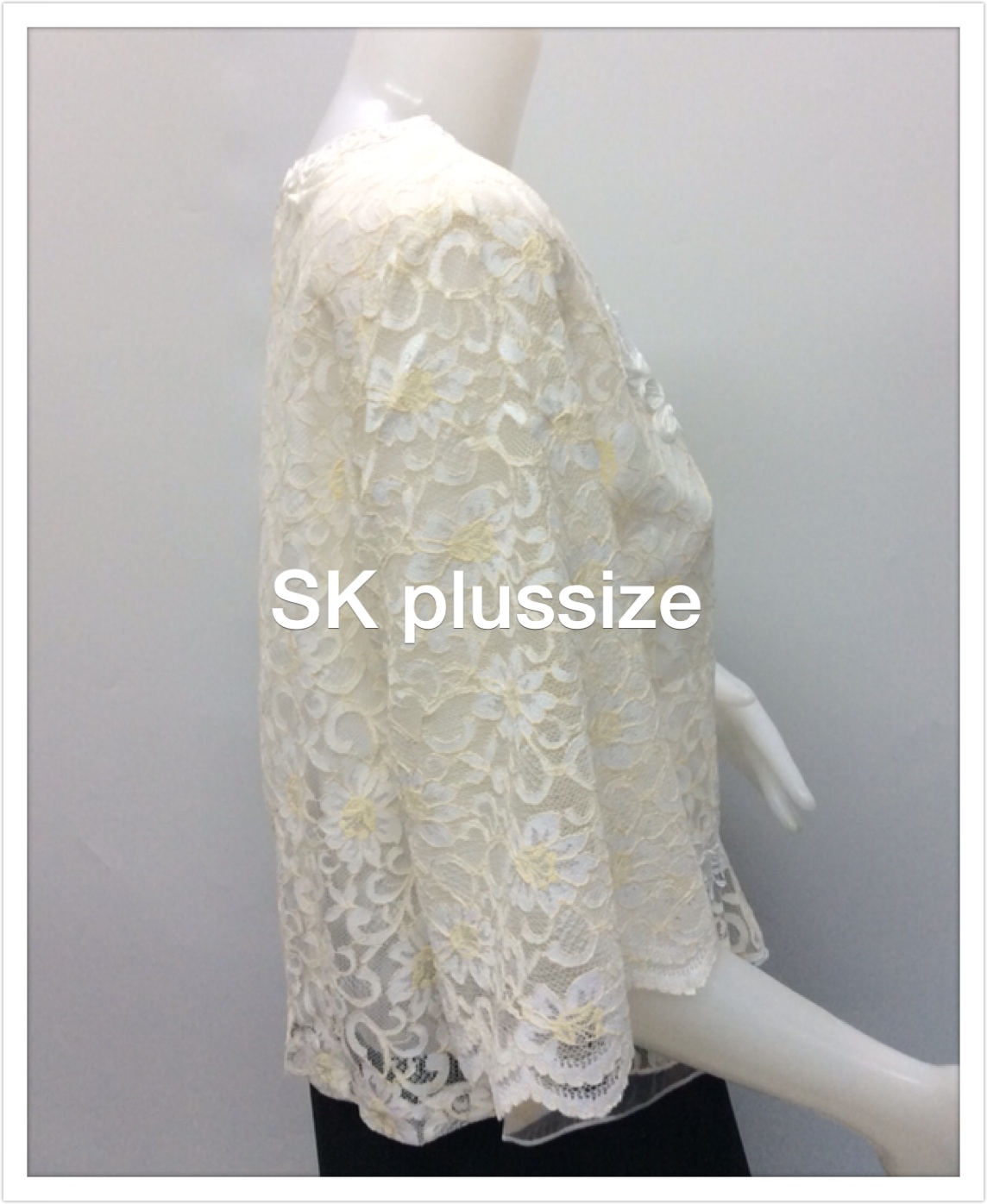 เสื้อลูกไม้ สีครีมทูโทน ชายระบาย รอบอก 34 นิ้ว