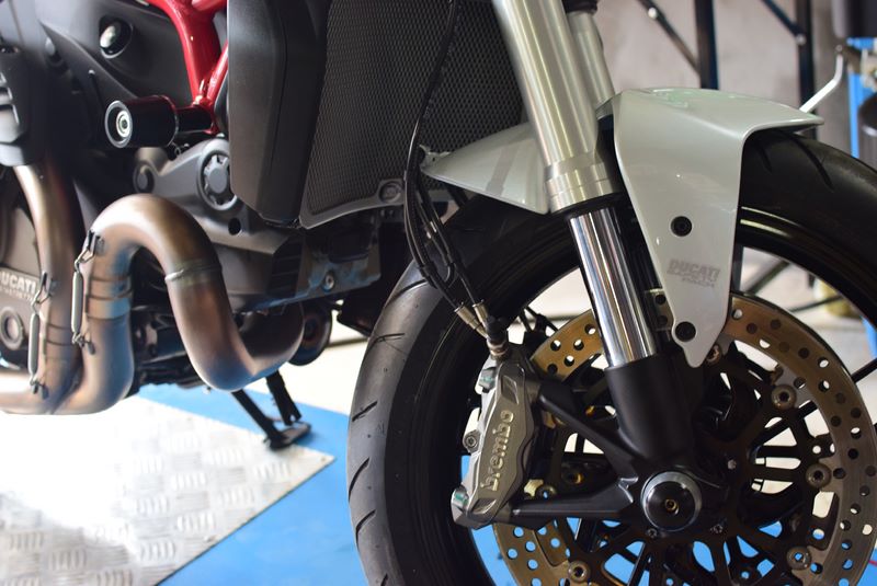 Rizoma กันล้มล้อหน้า ( Front wheel axle protector) สำหรับ hyper 950