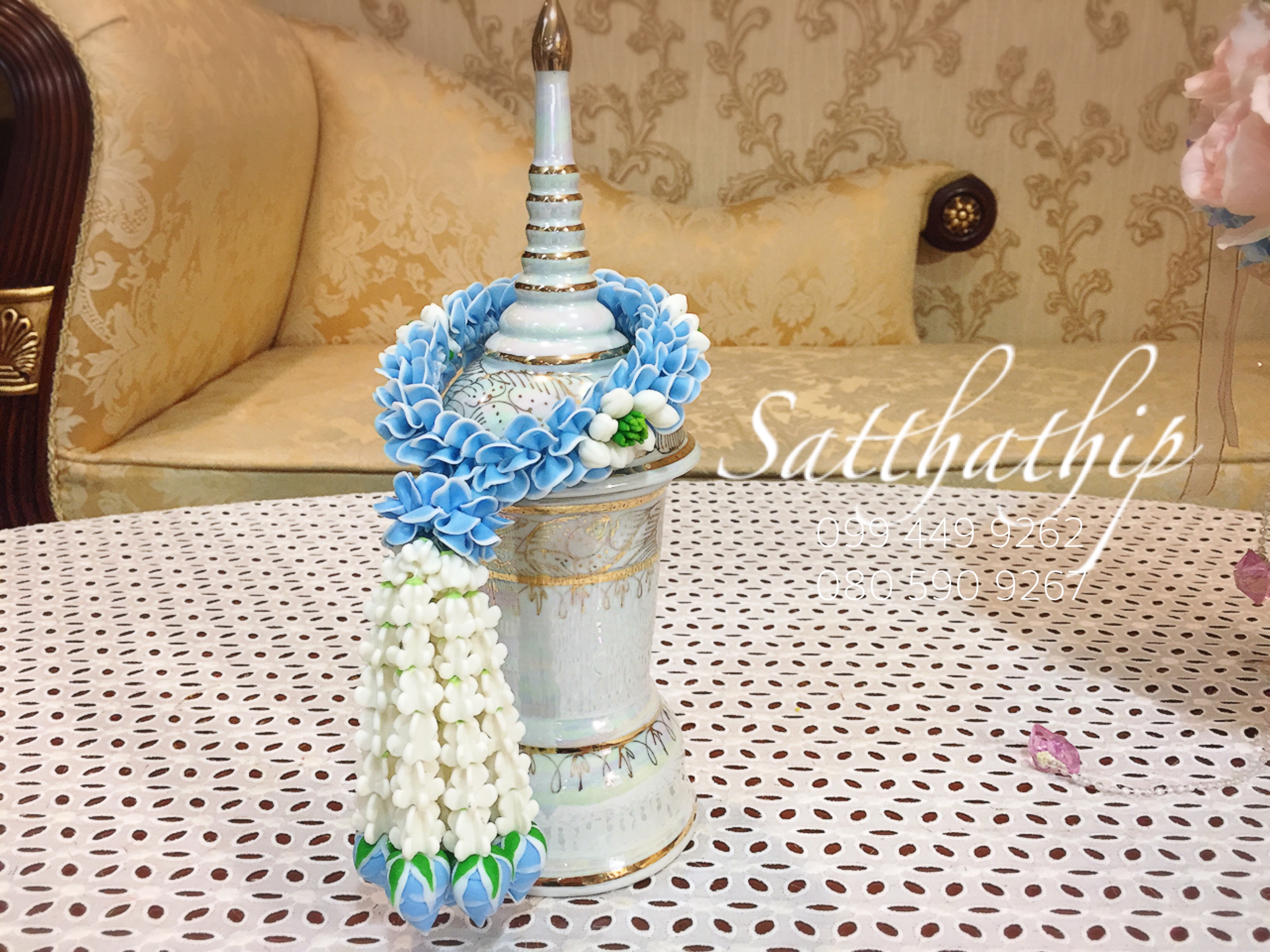 โกศอัฐิเซรามิก เคลือบมุก พร้อมพวงมาลัยประดิษฐ์จากดิน