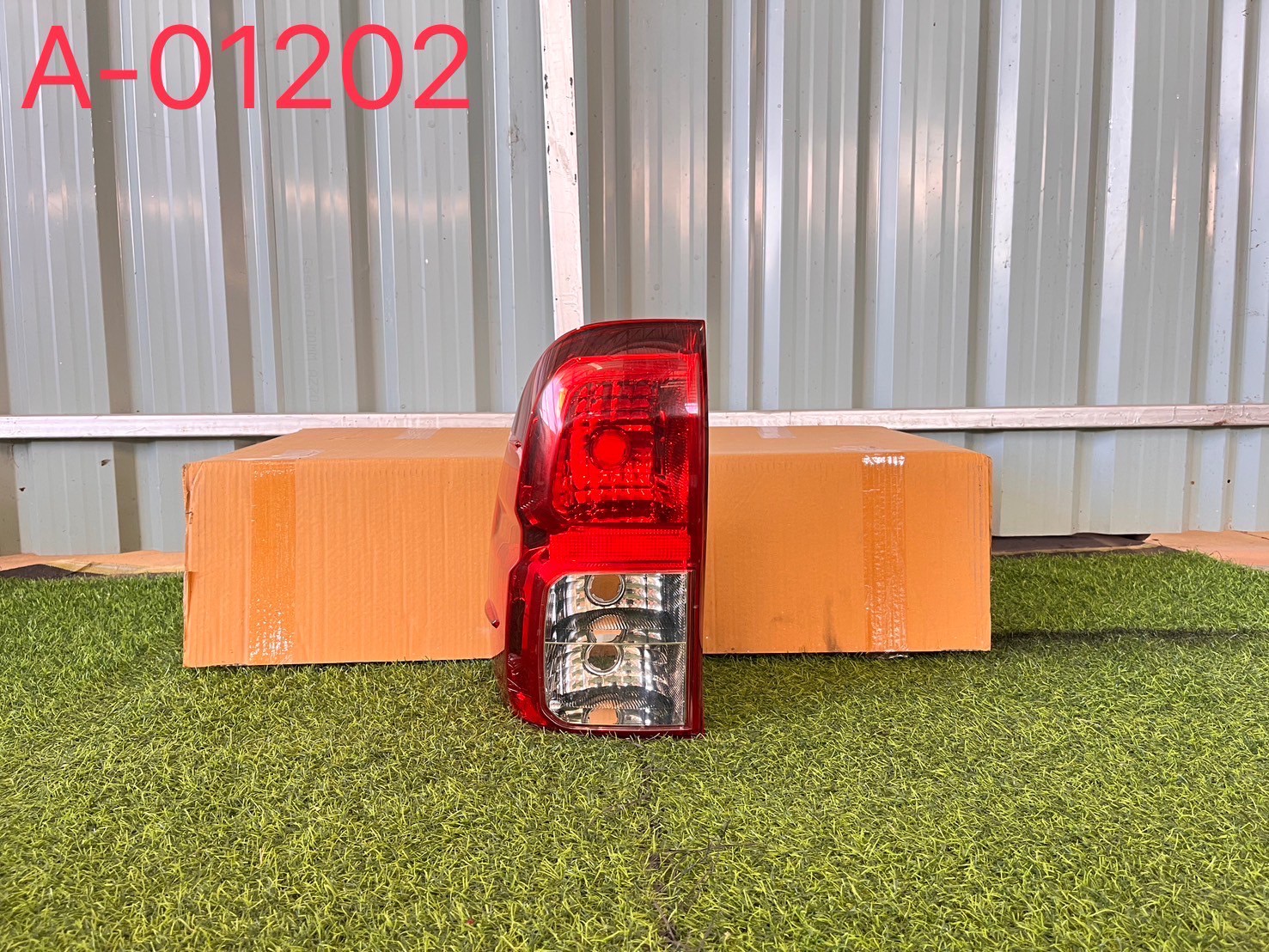ไฟท้าย L Toyota Revo 2015 แท้ถอด (มีรอย)
