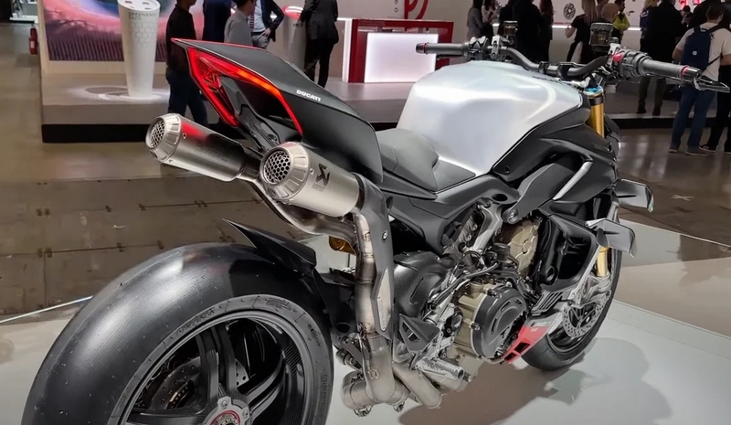 ท่อฟูล Akrapovic แบบปลายคู่ ออกบนสำหรับ streer fighter V4 2023+ (For Exhibition only)