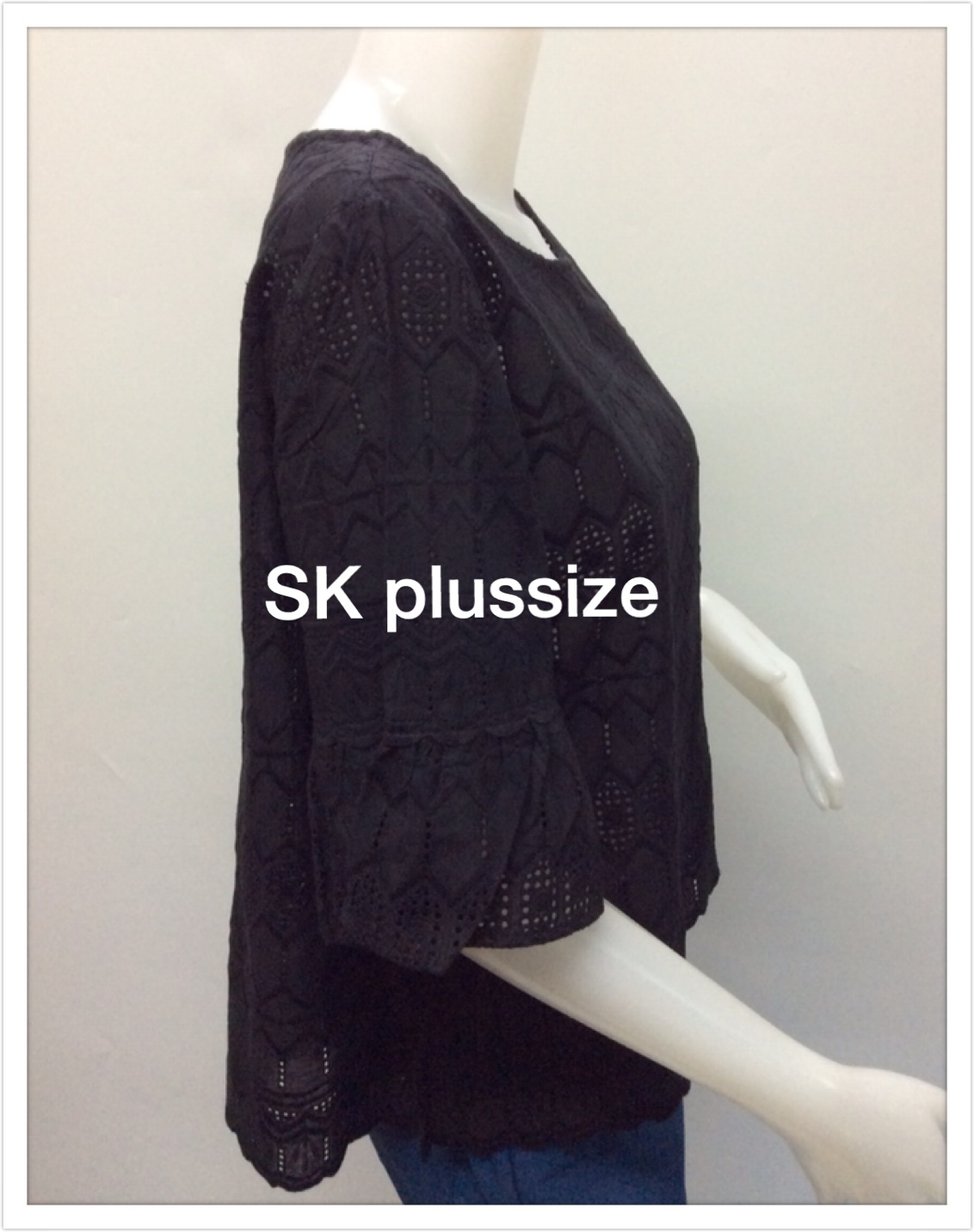 เสื้อคอตตอนฉลุ สีดำ คอปาด แขนต่อระบาย รอบอก 46 นิ้ว