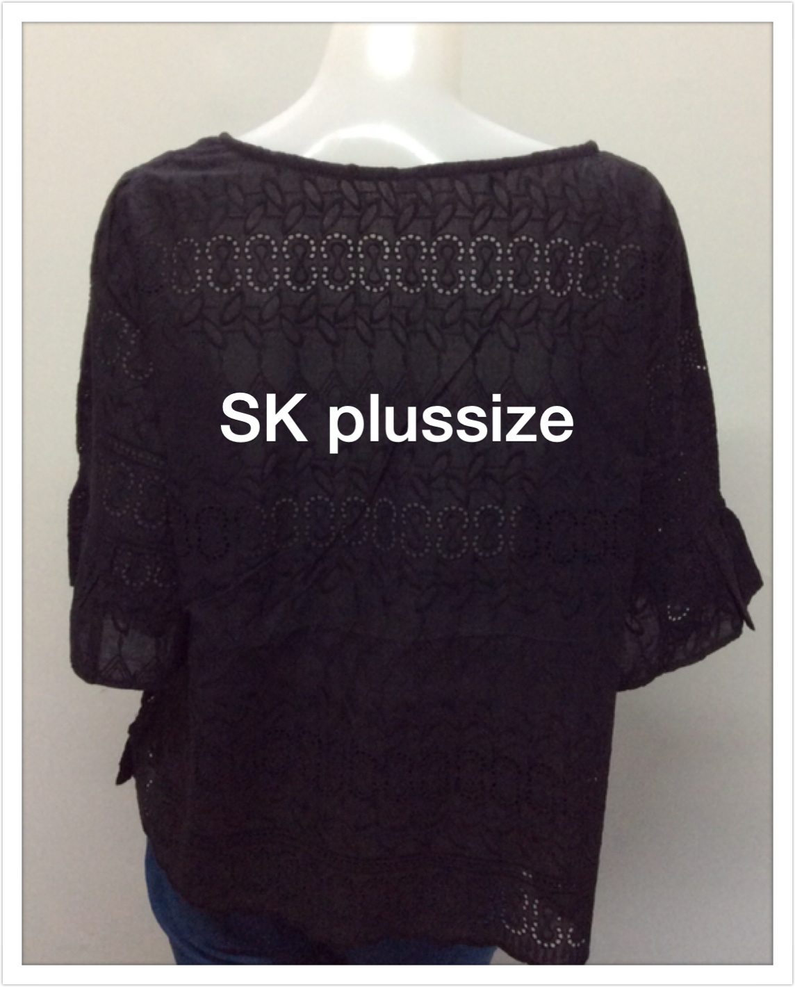 เสื้อคอตตอนฉลุ สีดำ คอปาด แขนต่อระบาย รอบอก 48 นิ้ว