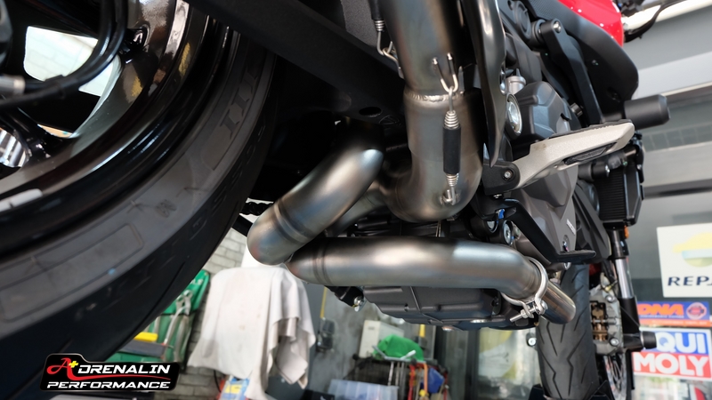 ท่อคู่ Racing termignoni สำหรับ Monster 937 ducati performance ท่อดำปากคาร์บอน พร้อมคอกลาง แทนที่แคต (For Exhibition only)