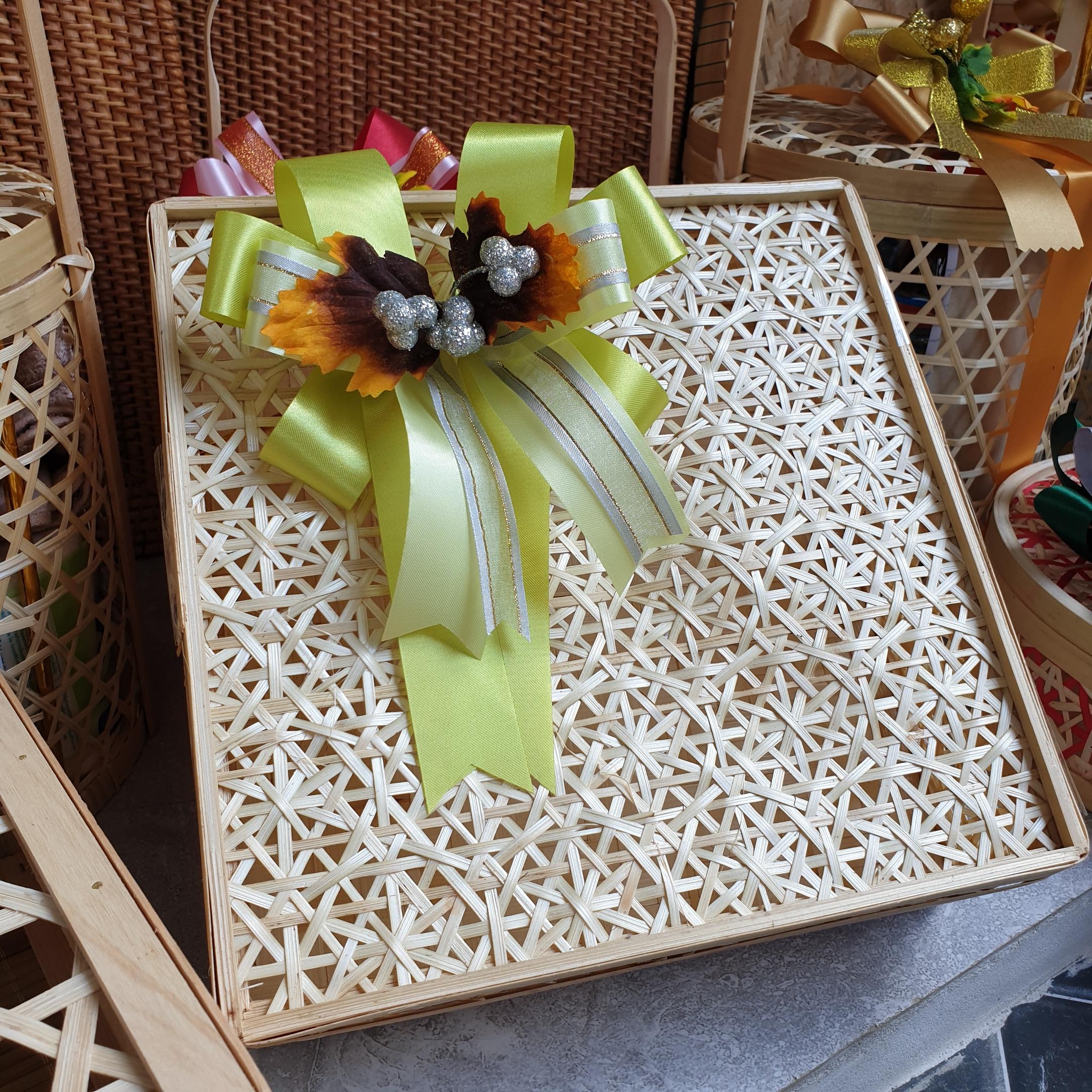 กล่องชะลอม ลายพิกุล ทรงเหลี่ยม ขนาด 10*10*3 นิ้ว (สีธรรมชาติ)