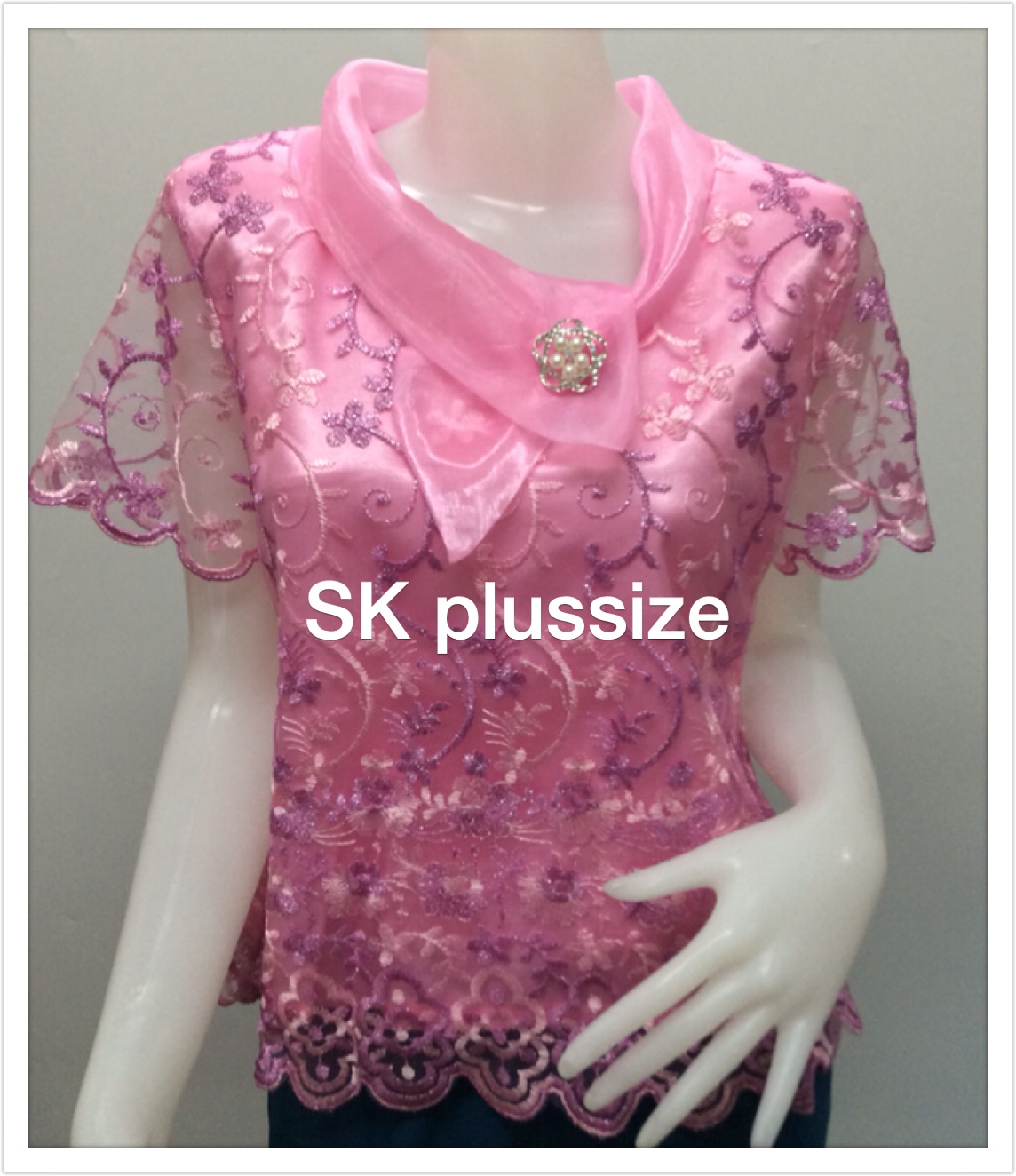 เสื้อลูกไม้บุหงา สีชมพู ปกผ้าแก้วพร้อมเข็มกลัด รอบอก 40 นิ้ว