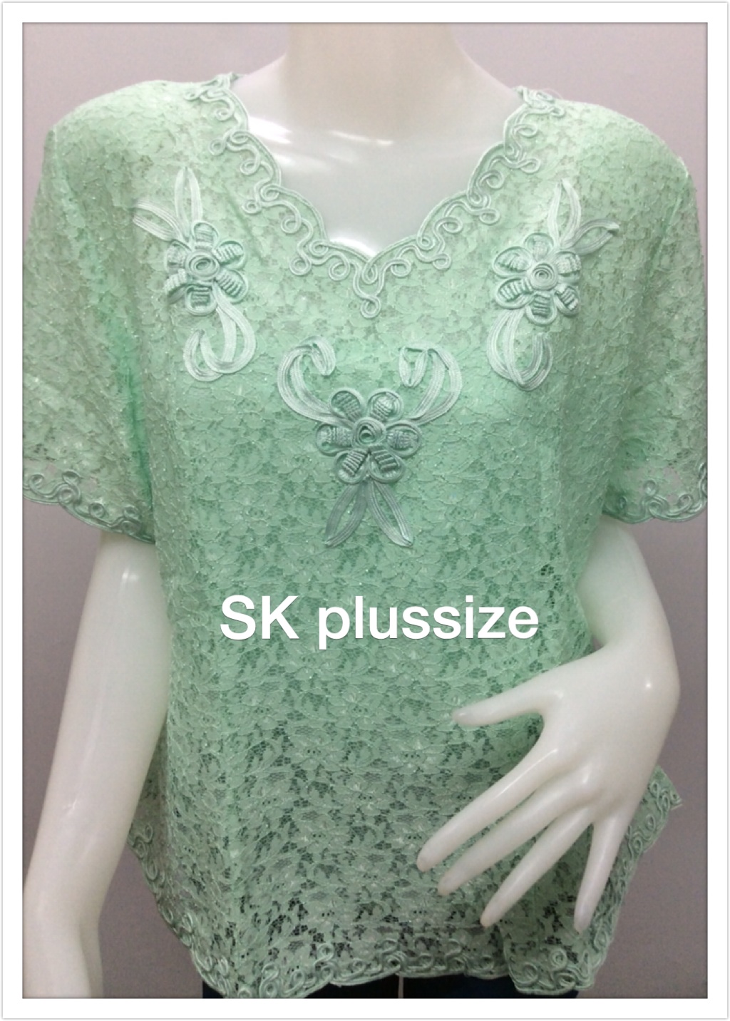 เสื้อลูกไม้ สีเขียว แขนสั้น รอบอก 44 นิ้ว
