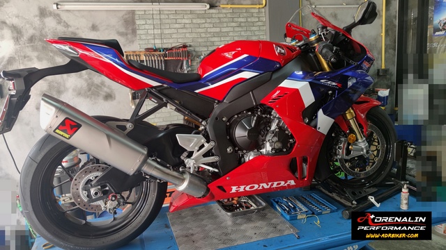 Akrapovic Slip-On WSBK trackday สำหรับ CBR1000RR-R 2021+ (For Exhibition only)