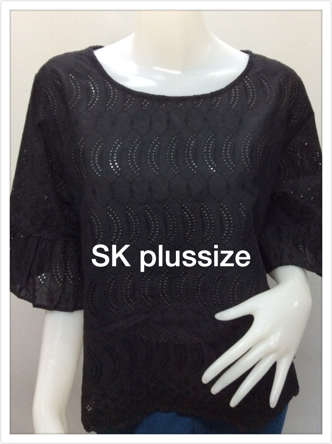 เสื้อคอตตอนฉลุ สีดำ แขนต่อระบาย รอบอก 50 นิ้ว