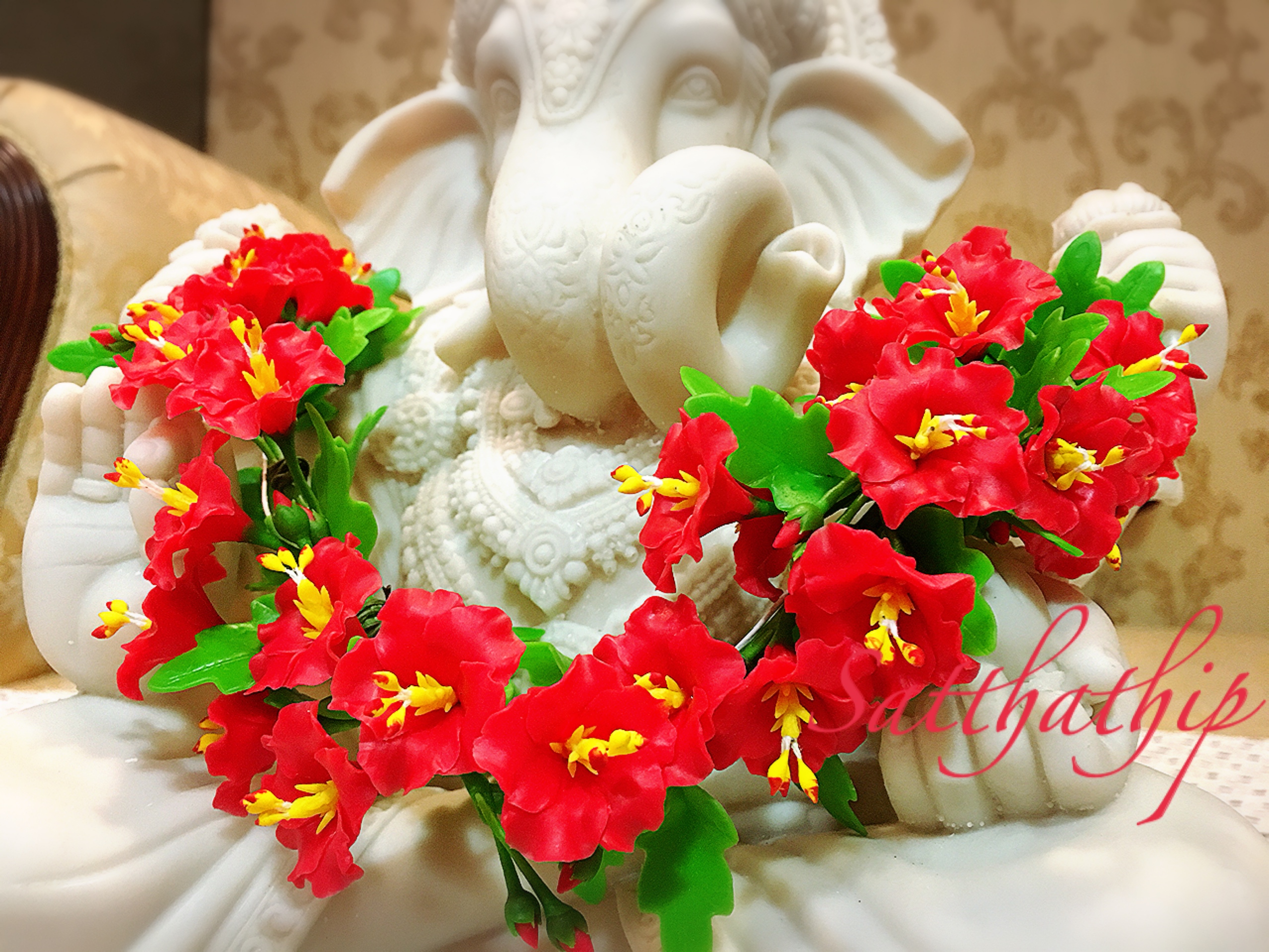 ดอกชบา - พวงมาลัยดอกชบา สีแดง ประดิษฐ์จากดิน/พวงมาลัยถวายพระพิฆเนศ-พระแม่ - Garland